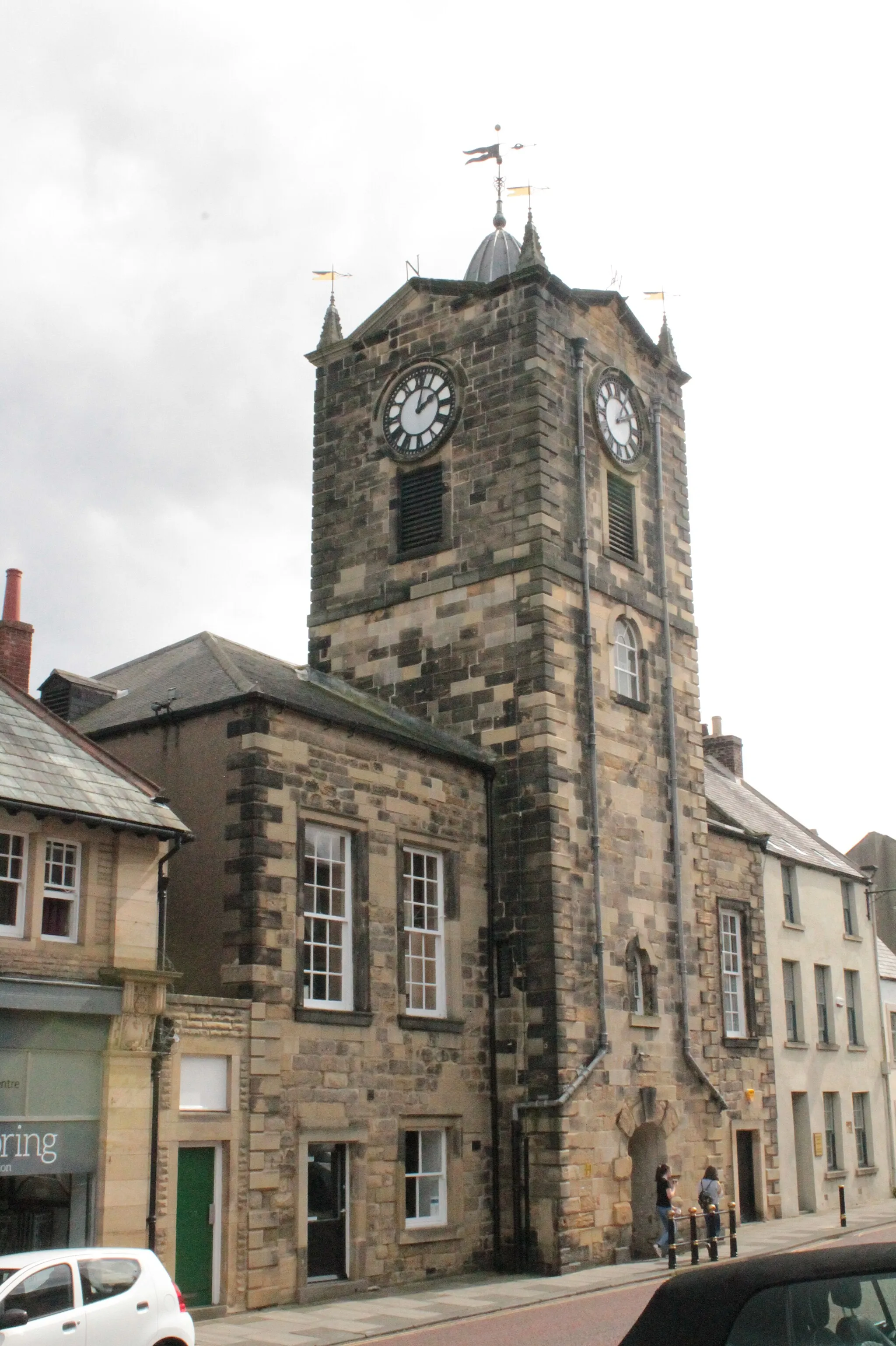 Photo showing: Alnwick Town Hall as seen from the west