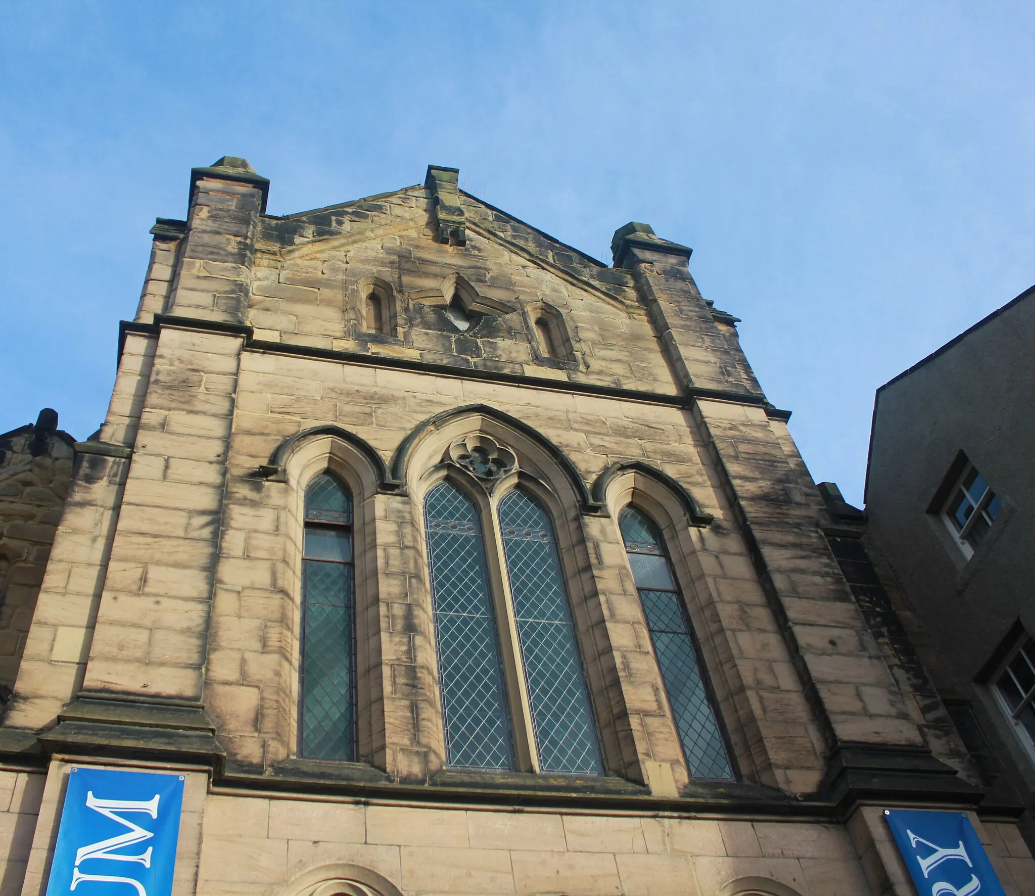 Photo showing: Middle bay of the facade of Bailiffgate Museum, Alnwick, Northumberland, seen from the south