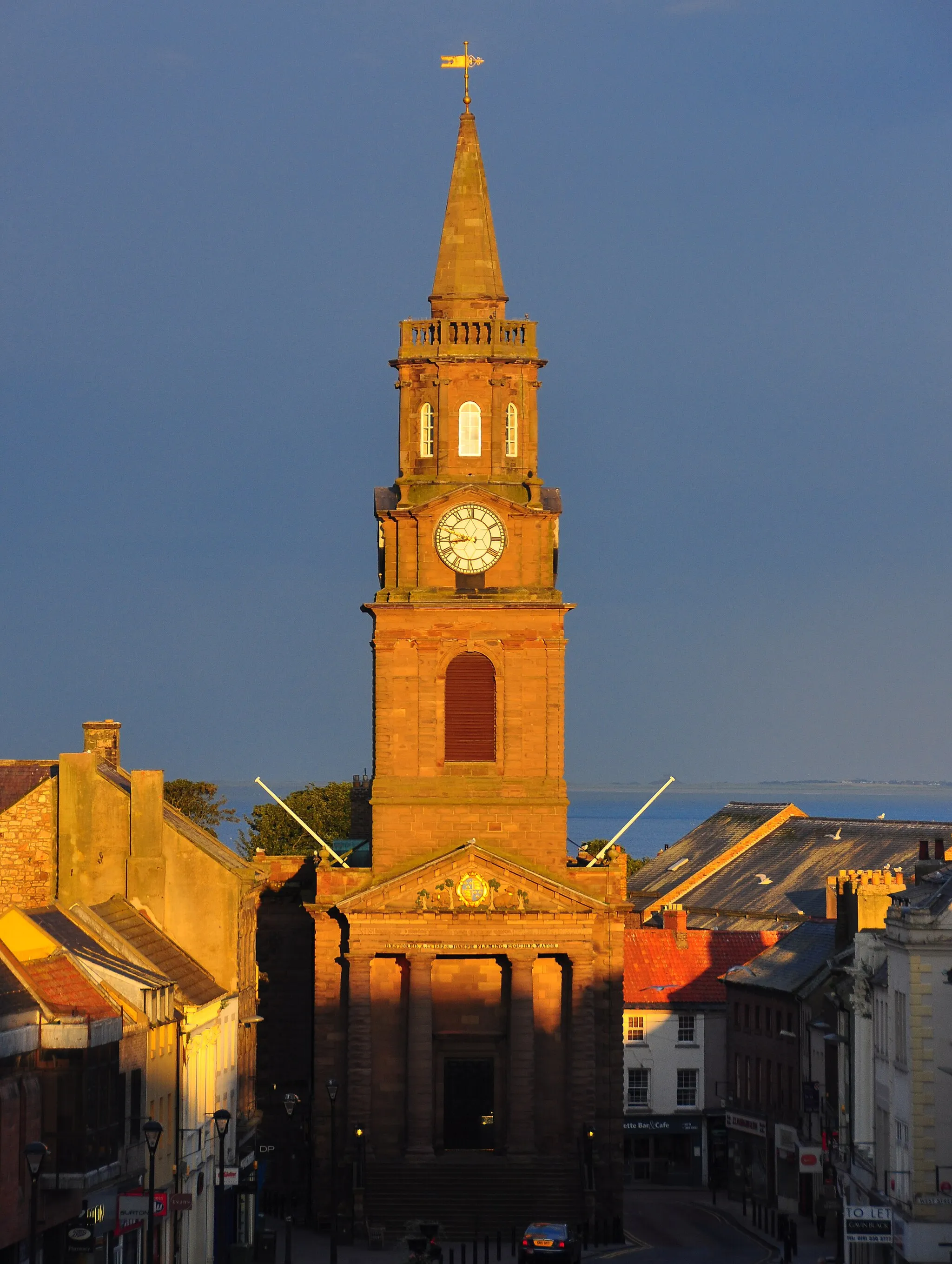 Photo showing: The town hall of Berwick-upon-Tweed, Northumberland. The tower is catching the sunset light, while the building itself is mostly in the shade.