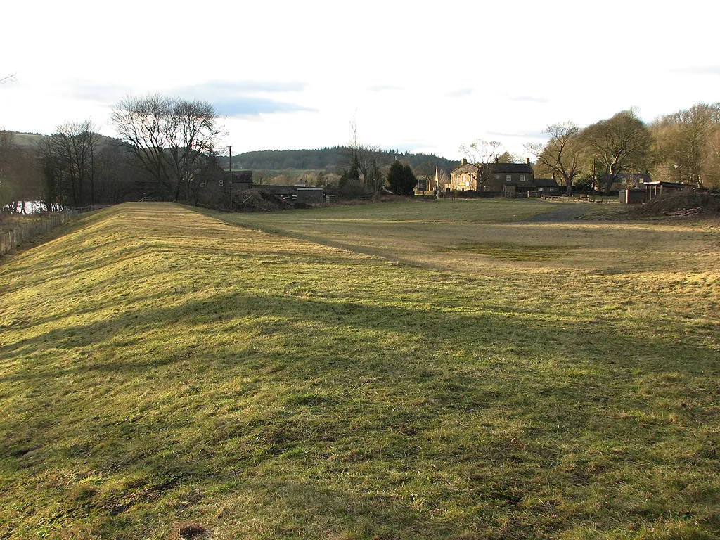 Photo showing: Bridge End: flood bank and The Boatside Inn