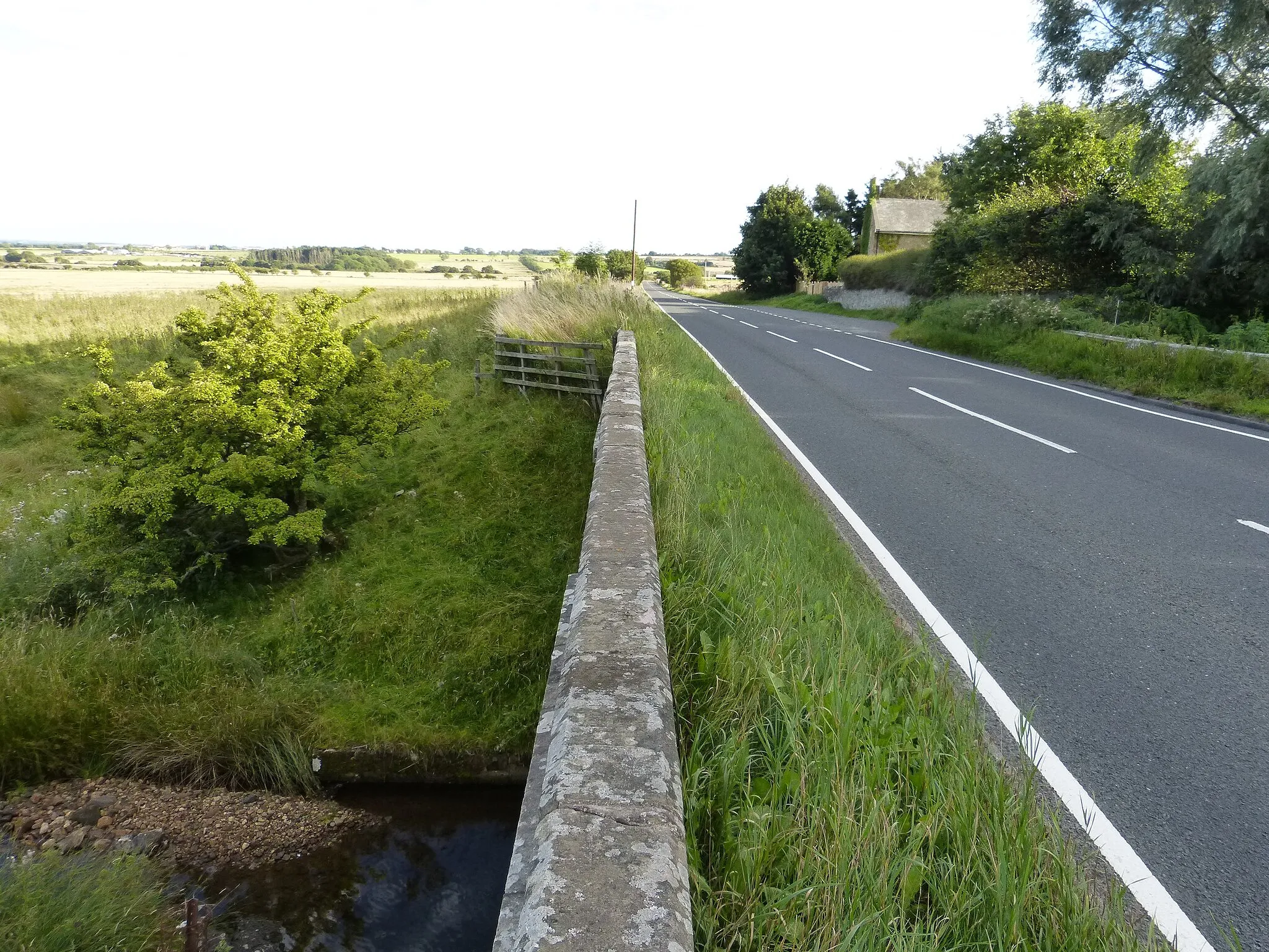 Photo showing: A meeting point of three roads