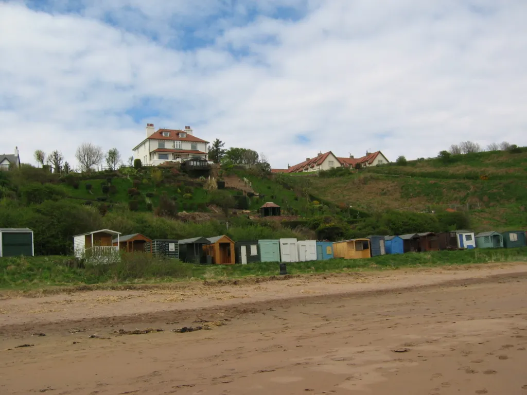Photo showing: Beach huts, Coldingham Bay, Scottish Borders