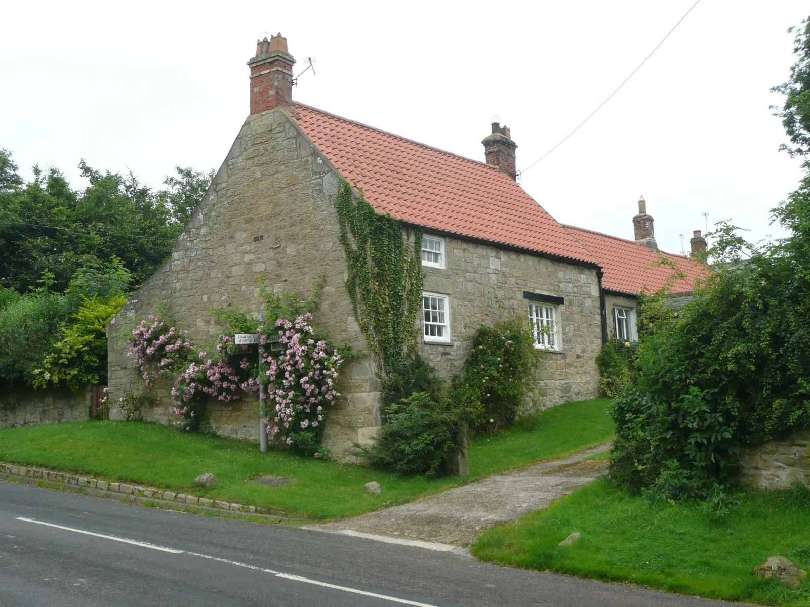 Photo showing: Cottage in Whittingham