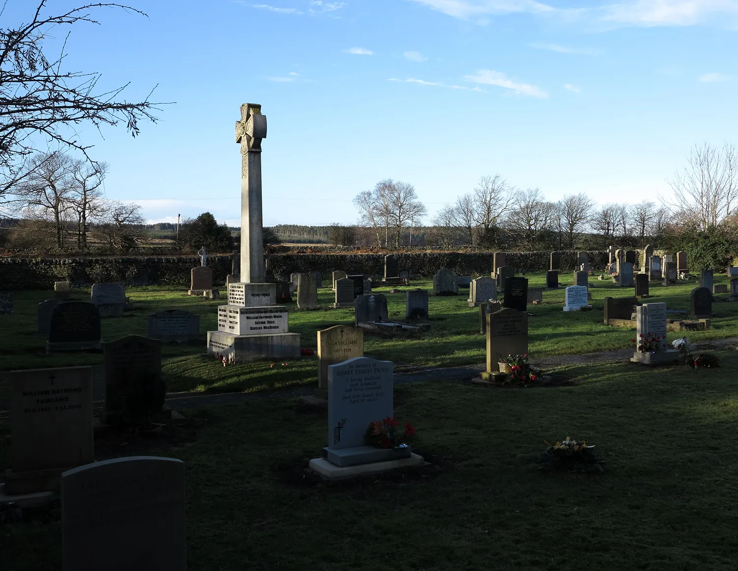 Photo showing: Graveyard at Snod's Edge