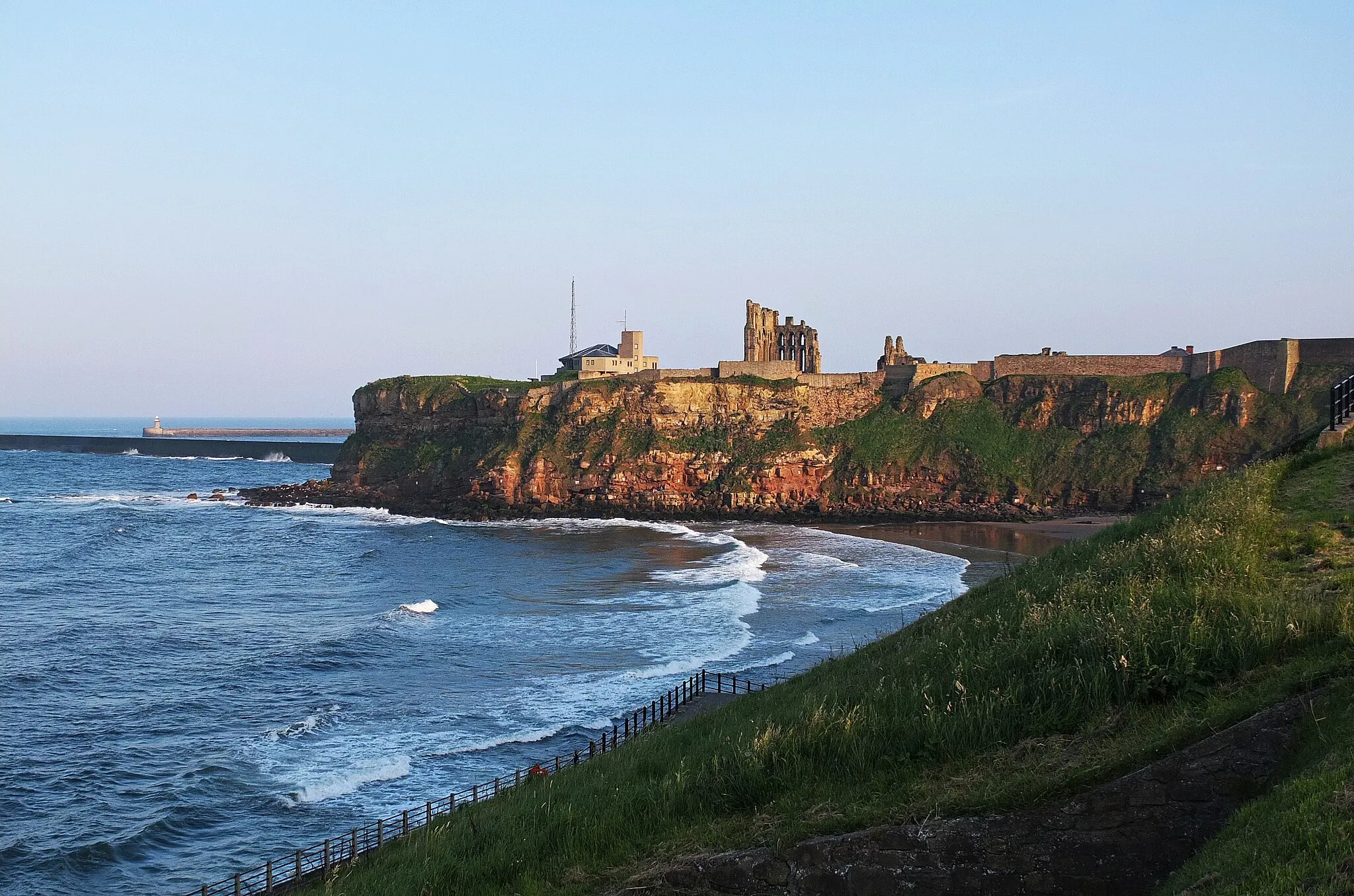 Photo showing: Tynemouth Castle and Priory