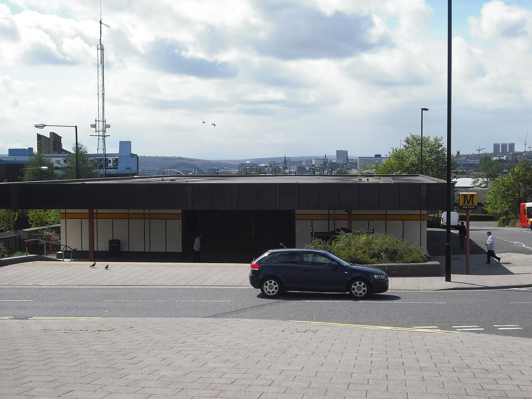 Photo showing: Byker station on the Tyne and Wear Metro. The view west to the entrance of the station building.