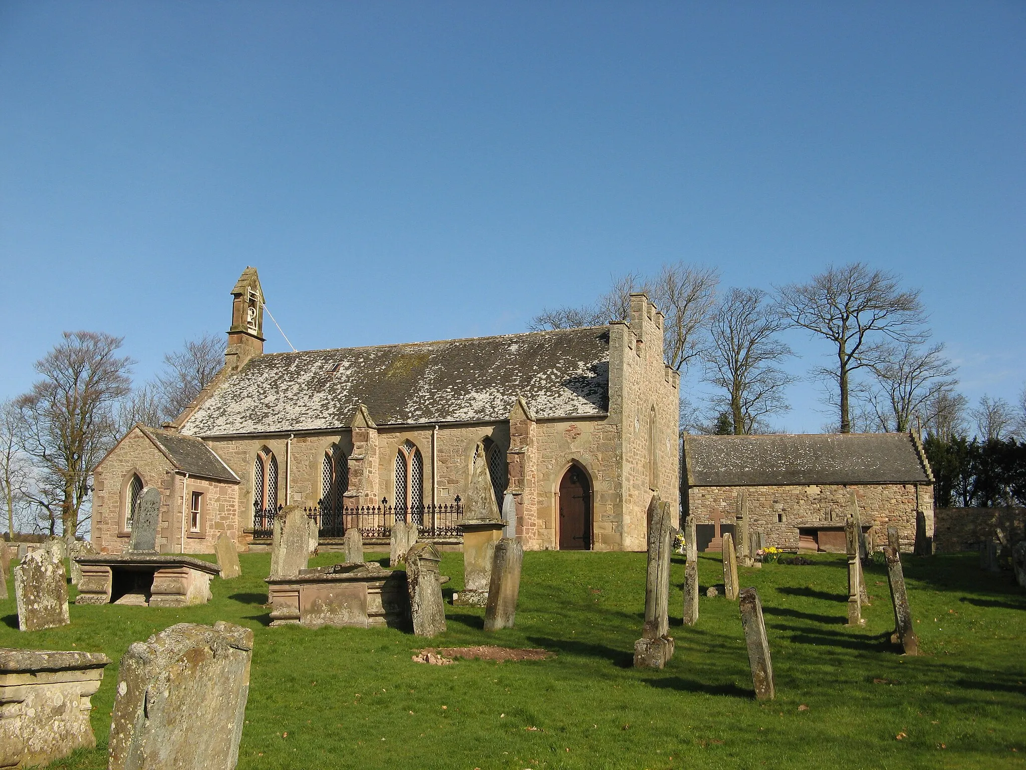 Photo showing: Foulden Kirk, Foulden, Scottish Borders. Rebuilt 1786. The tithe barn can be seen on the right.