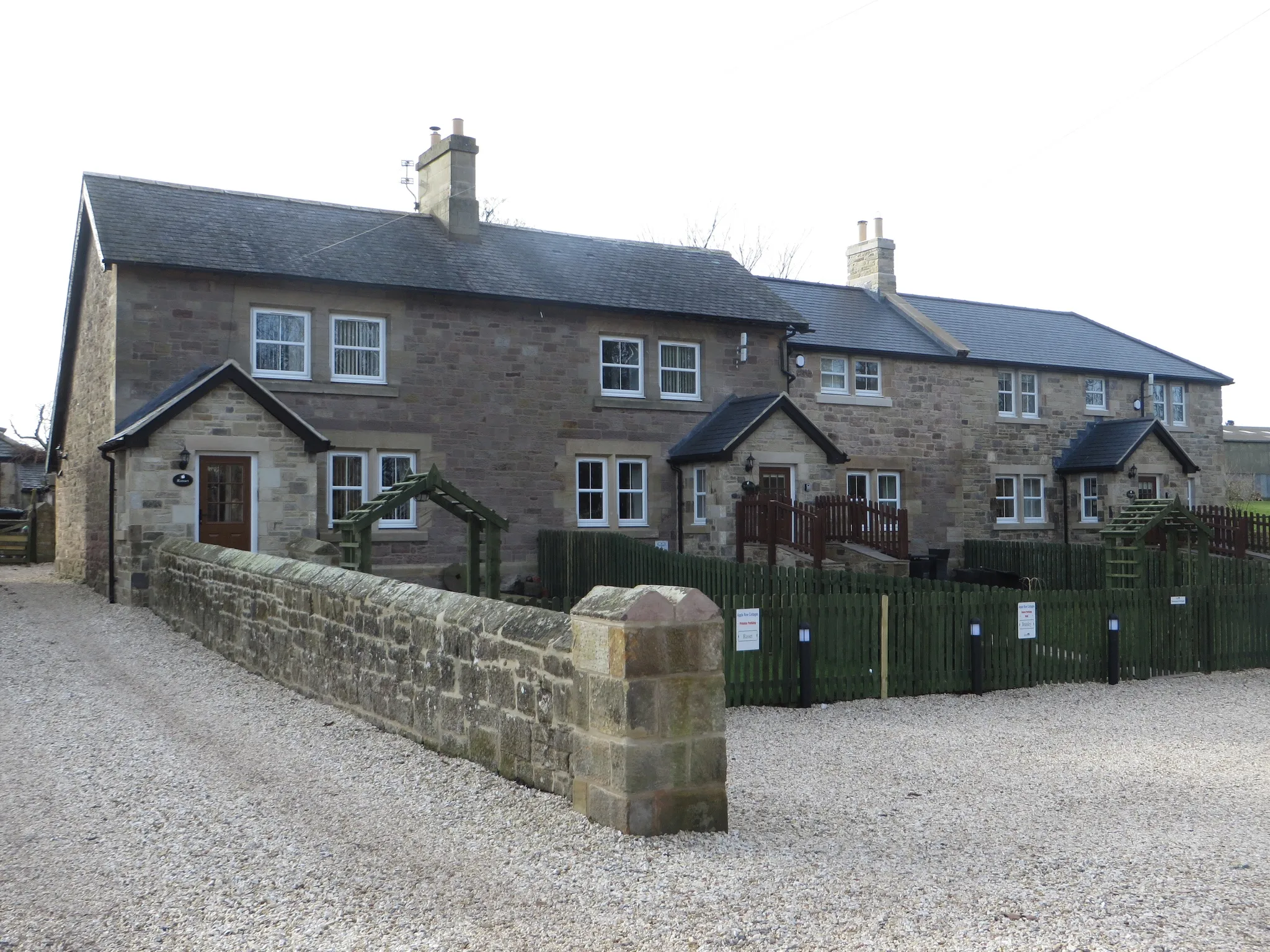 Photo showing: Holiday cottages, Lucker