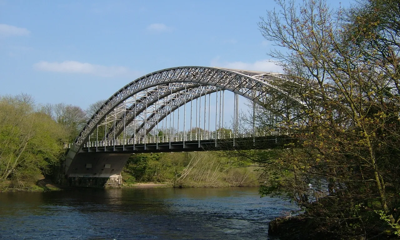 Photo showing: Points Bridge, Wylam. Taken by myself (Craig Hennessey) on 21st April 2005. The picture is taken from the southern side of the River Tyne.