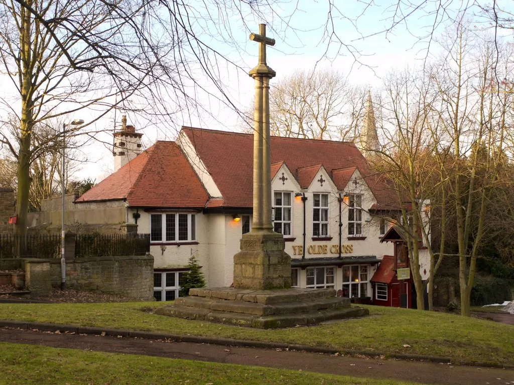 Photo showing: Ryton Cross, Village Green