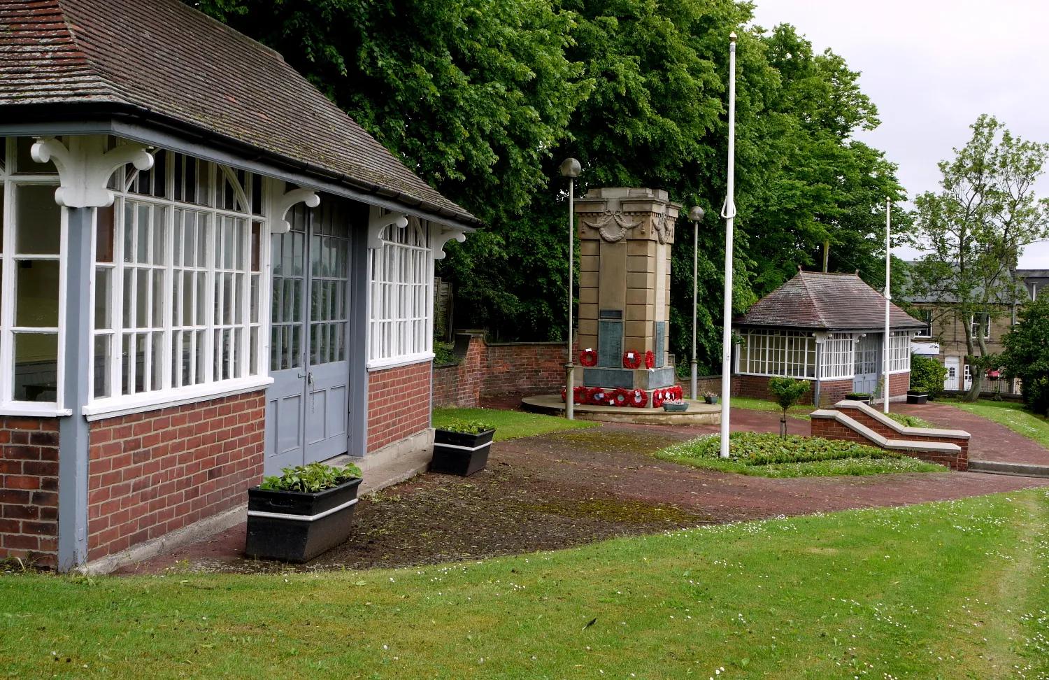 Photo showing: War Memorial Garden, Birtley, near to Birtley, Gateshead, Great Britain.
A well tended war memorial garden in Birtley which is now part of Gateshead.