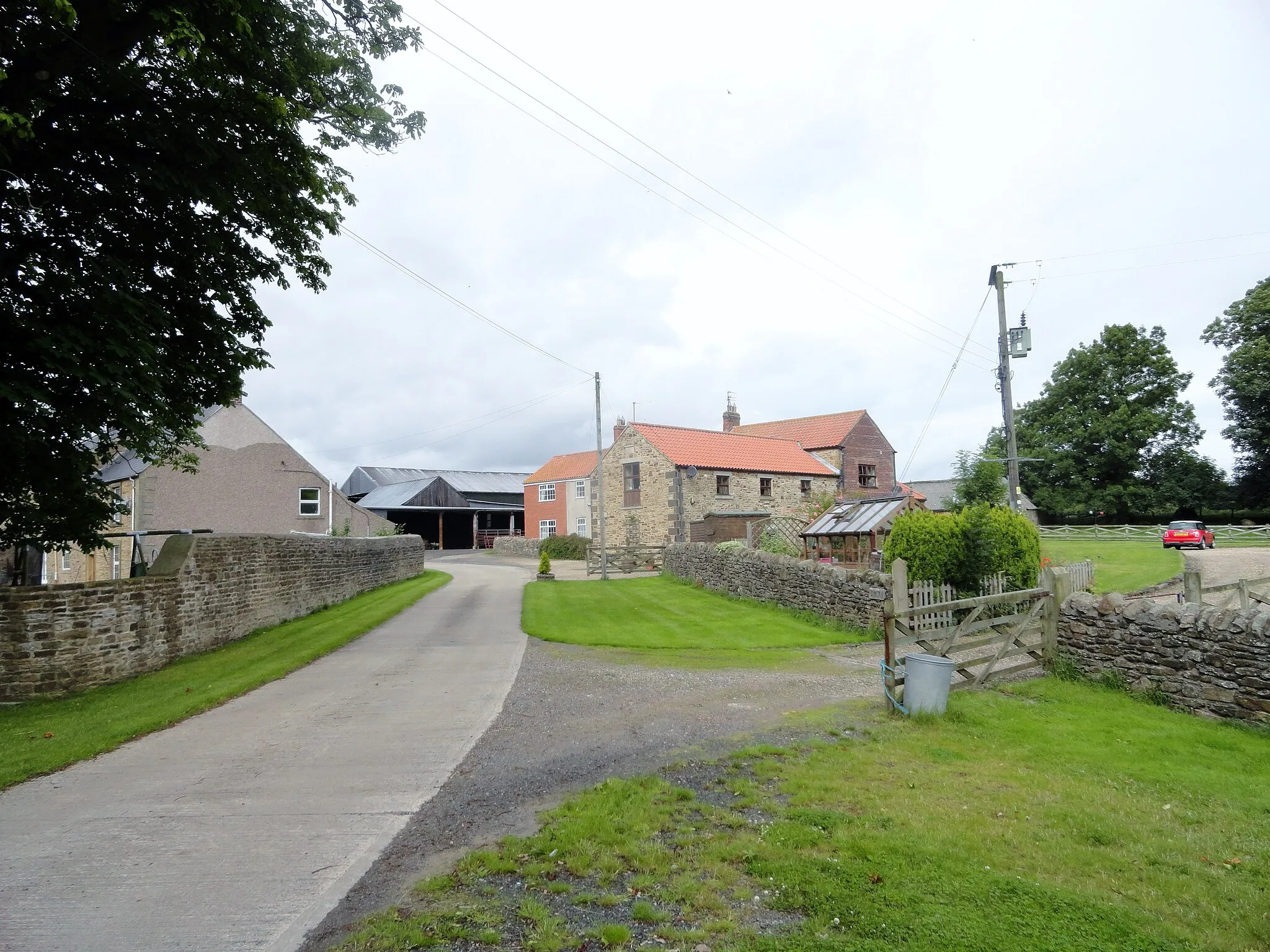 Photo showing: Blackburn farm