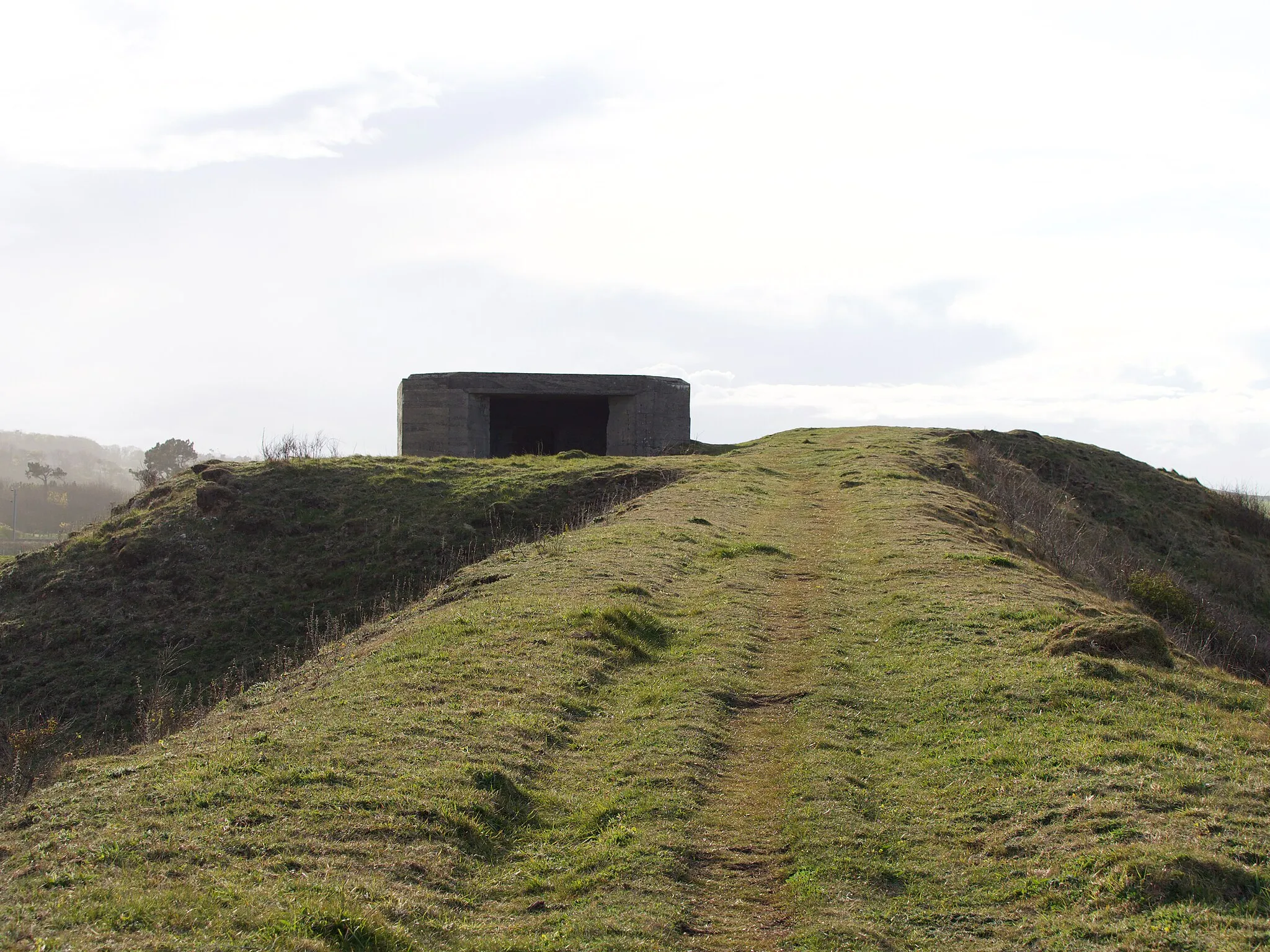 Photo showing: Scremerston Beach Defence Battery from World War II sits on top of the tramway ramp which once loaded the beaches lime kilns