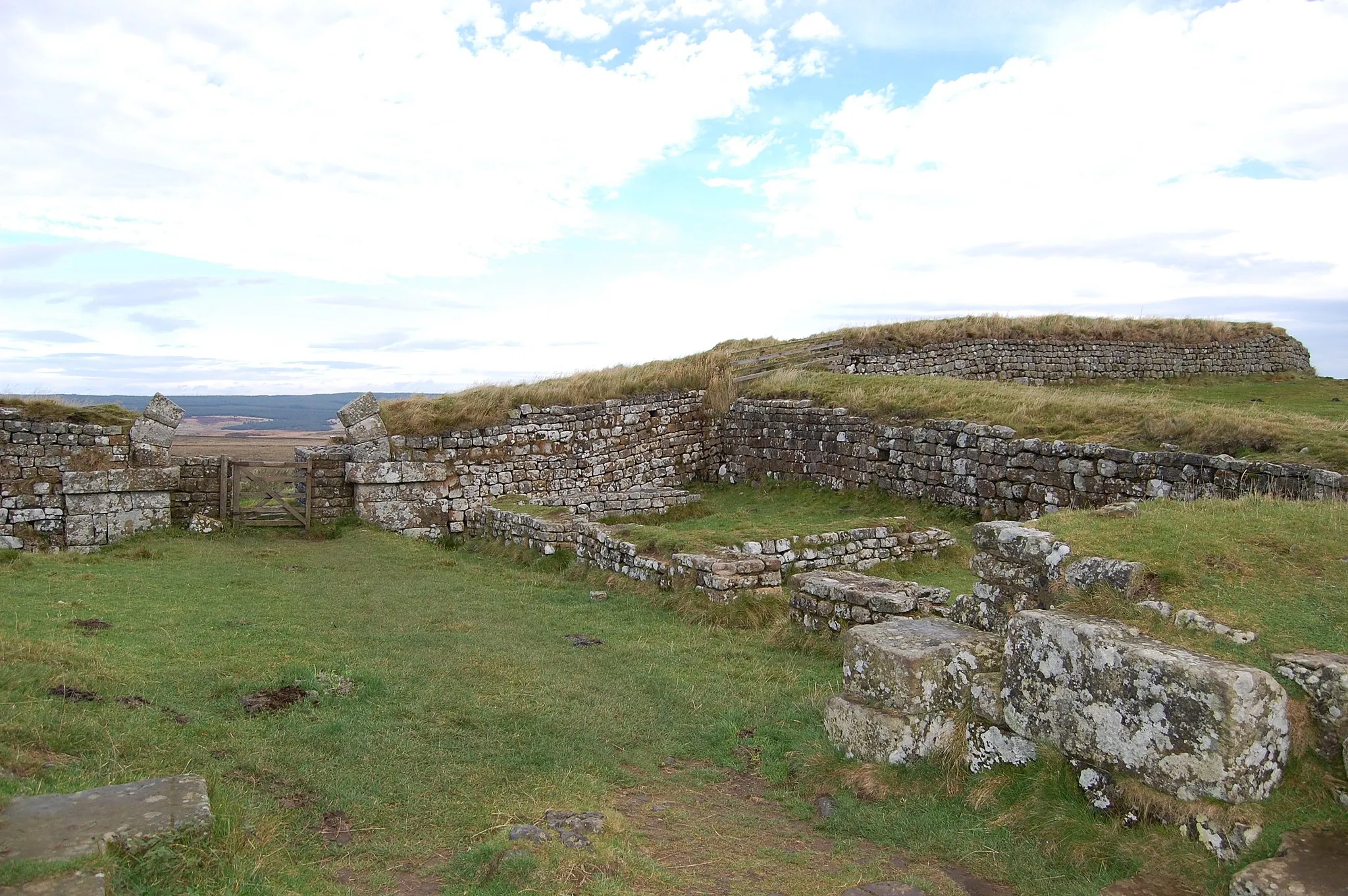 Photo showing: Ruins of a gatehouse in Hadrian's Wall about 1 mile west of the Roman Fort near Housesteads.