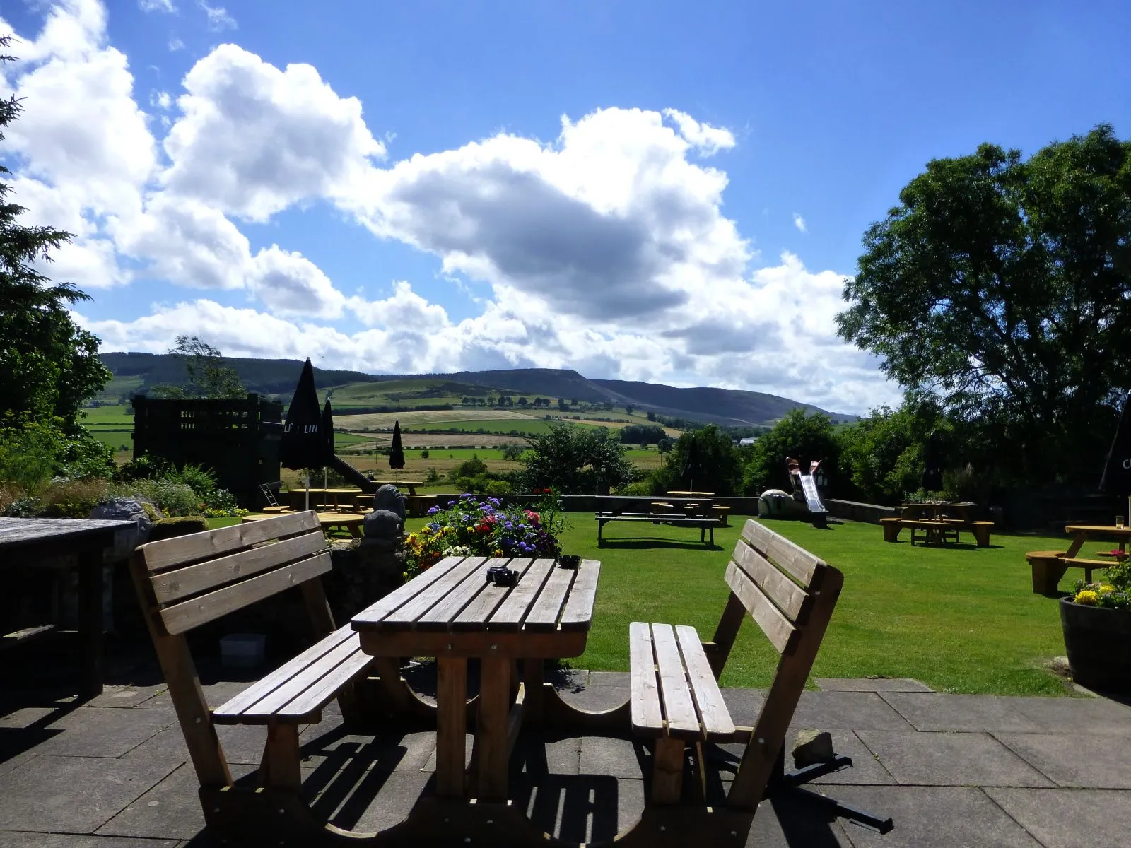 Photo showing: Beer garden of the Three Wheat Heads Inn