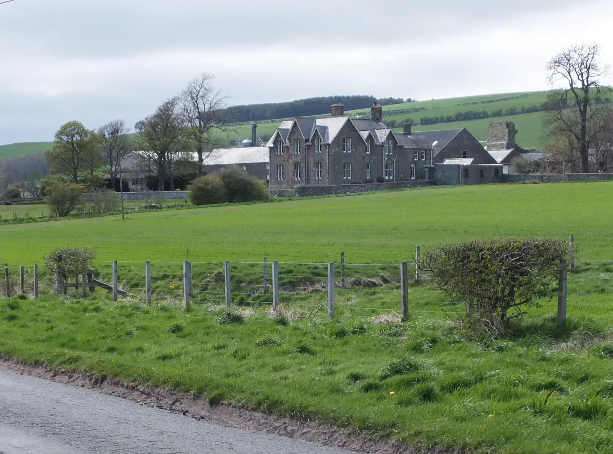 Photo showing: Howtel Farm and peel tower