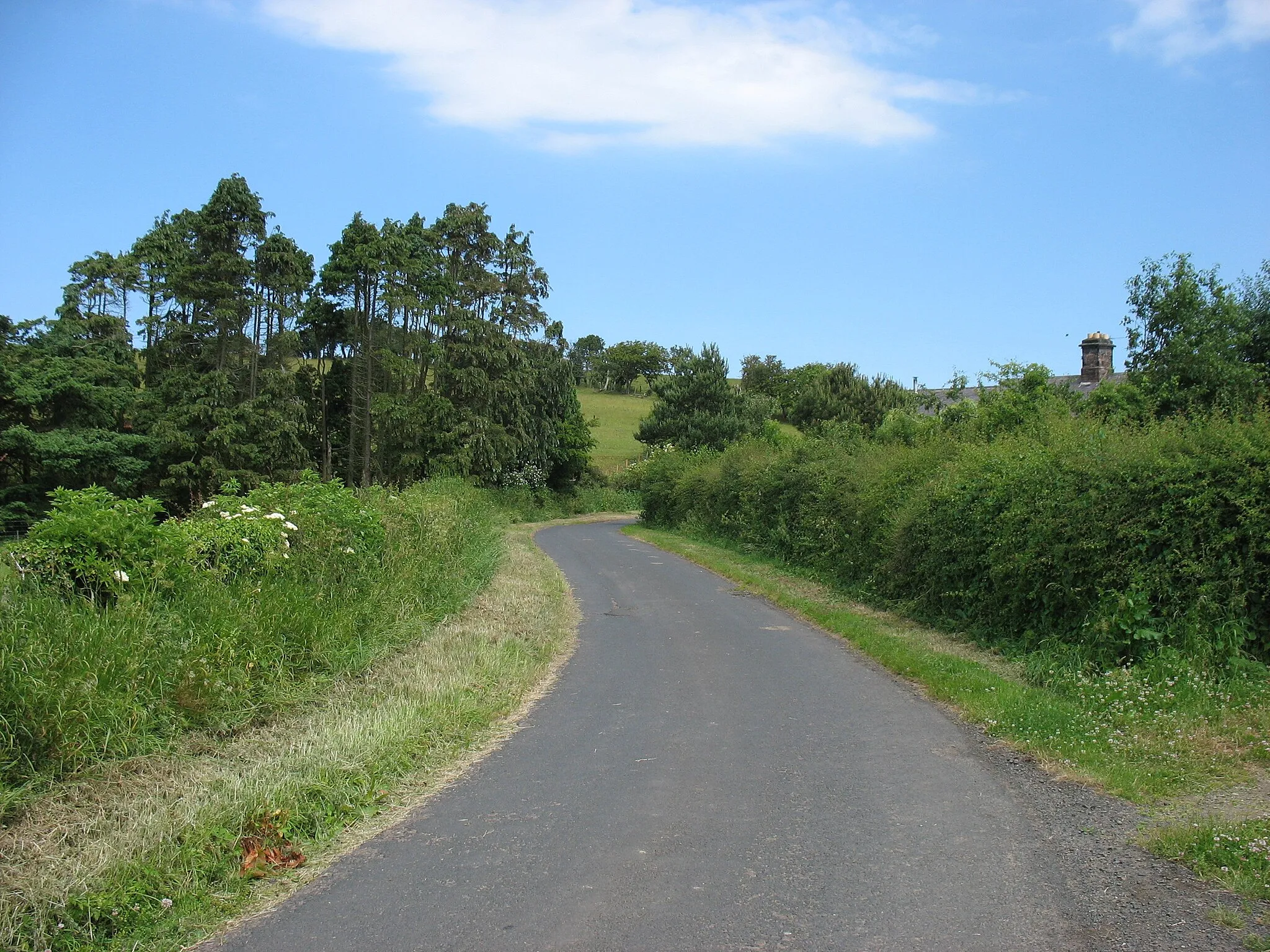 Photo showing: A minor road near Fenwick Granary