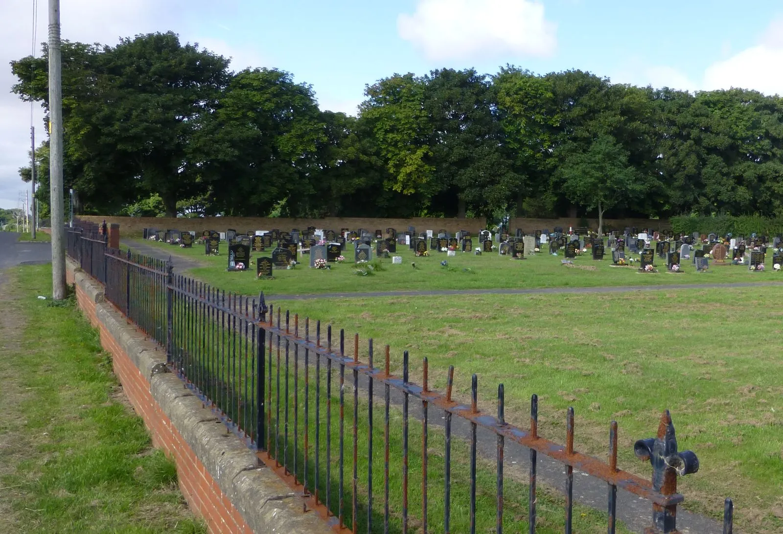 Photo showing: Cemetery west of Hadston