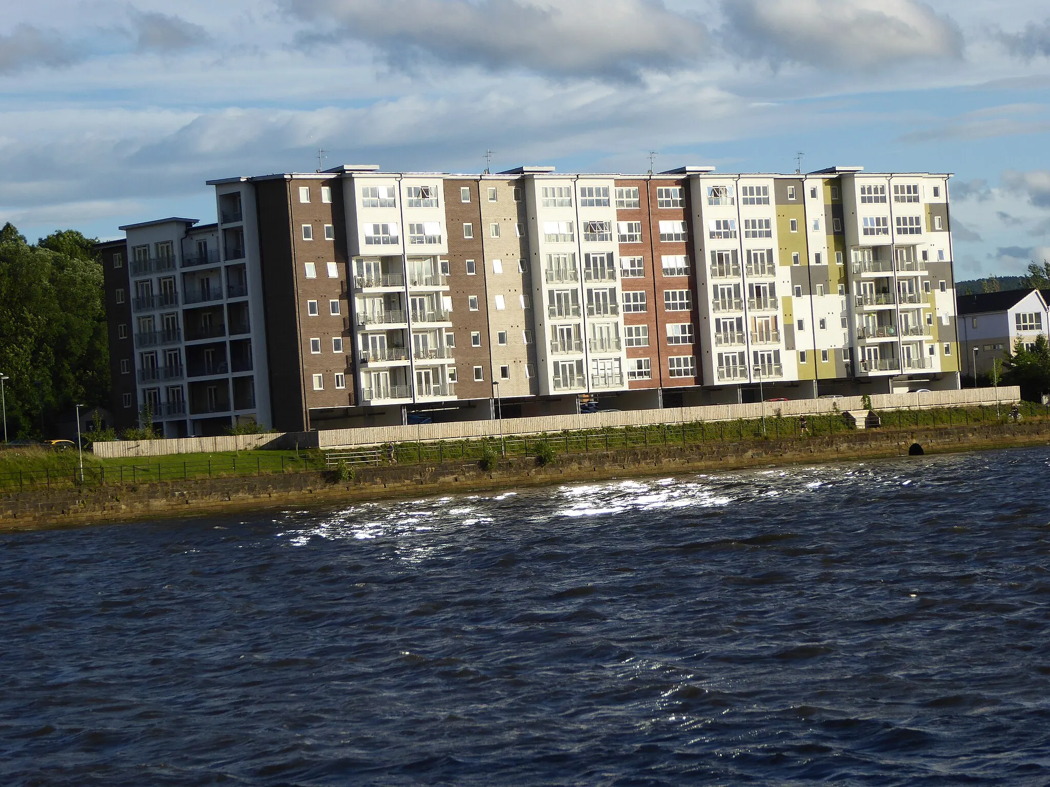 Photo showing: Apartment buildings, Dunston, Gateshead, Tyne and Wear, England, July 2015