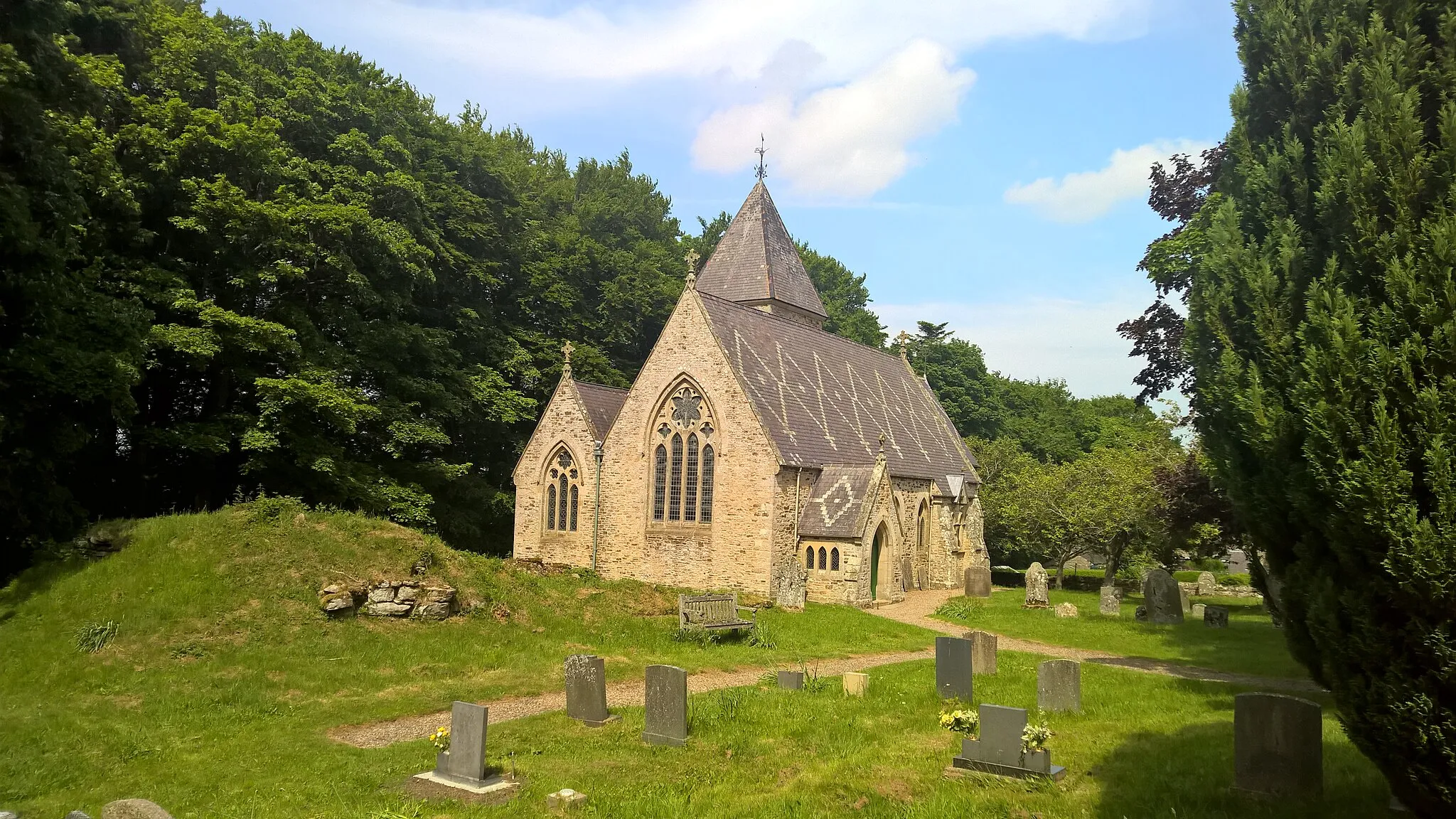 Photo showing: Parish church viewed from the west: 1862-3 rebuilding, by S.S. Teulon for Rev. Daniel Capper of Newbiggin, of 1781 church on medieval site. The ruins of a 16th-century pele tower are in the foreground.