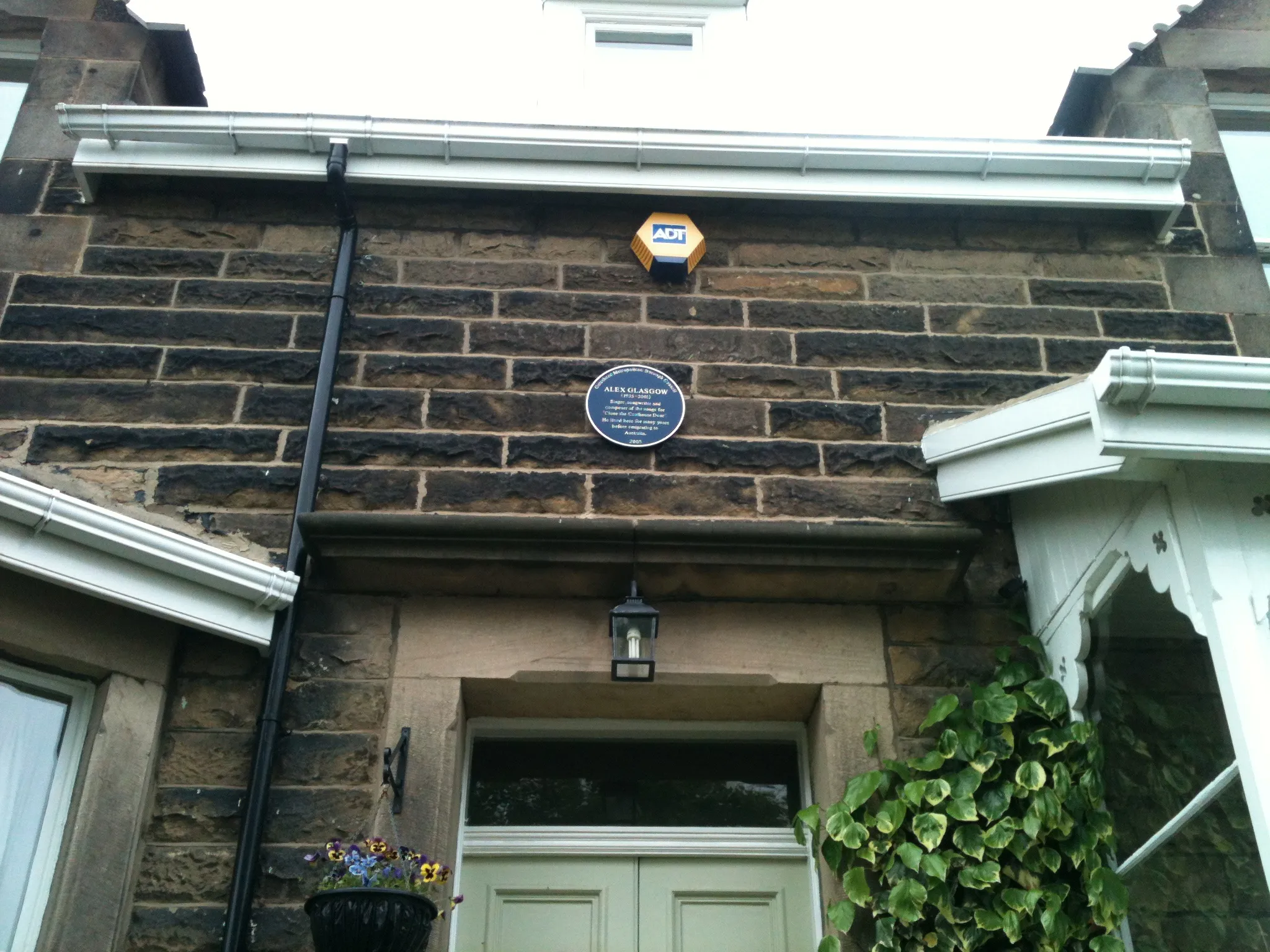 Photo showing: Gateshead blue plaque at 59 Church Road, Sheriff Hill commemorating singer/songwriter Alex Glasgow