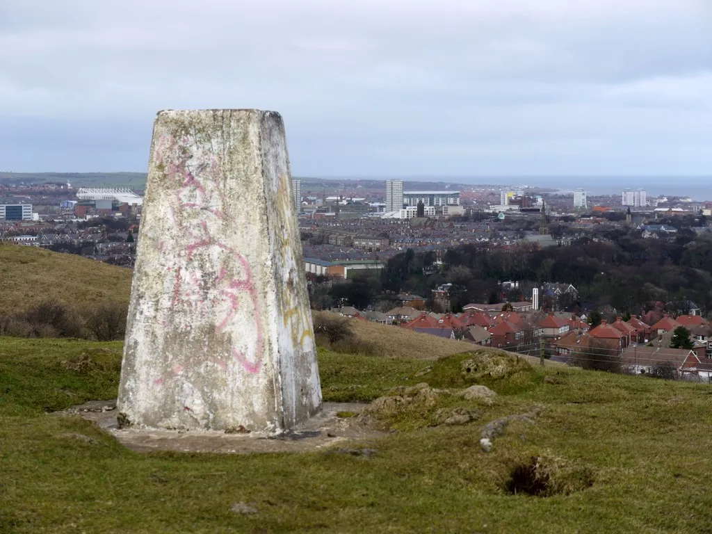 Photo showing: Trig point, Tunstall Hills View into Sunderland from the highest of the Maiden Paps (112m)