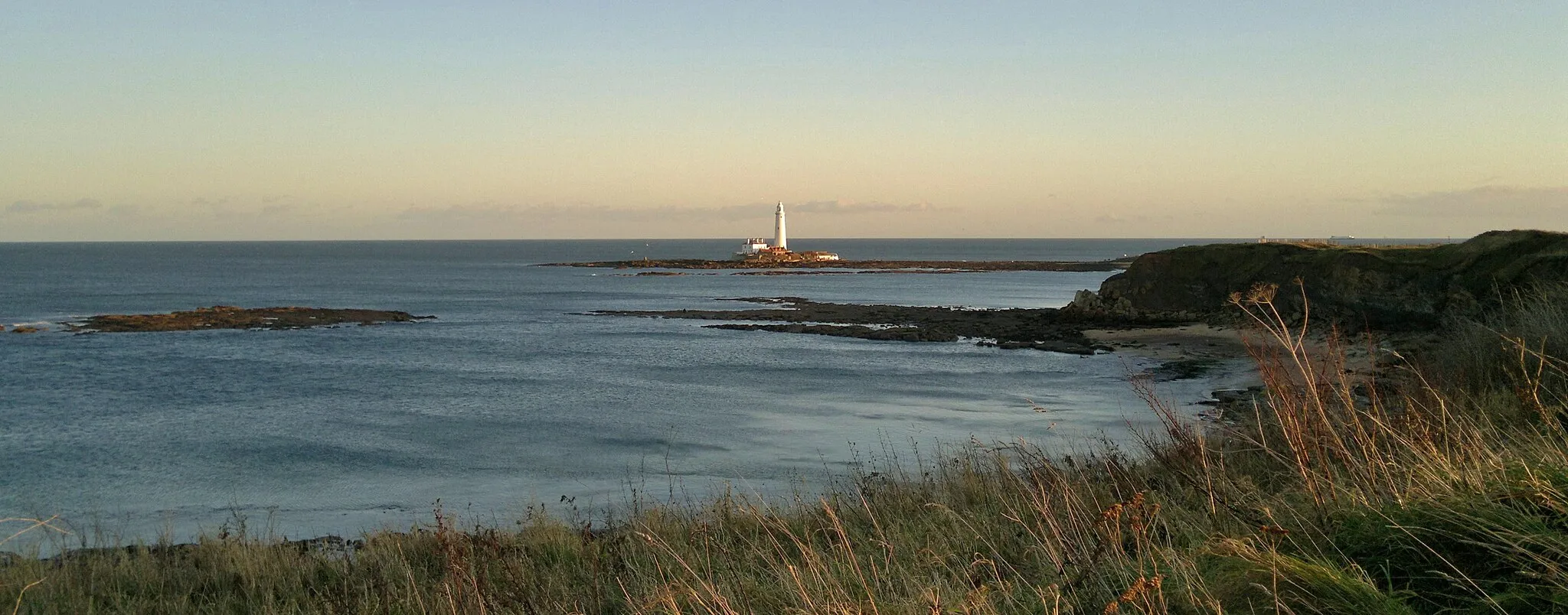 Photo showing: From Hartley over the rocks towards Curry's Point and St Mary's Island