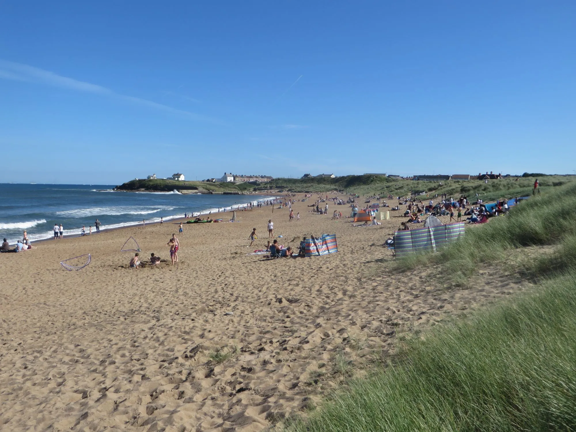 Photo showing: Busy beach at Seaton Sluice