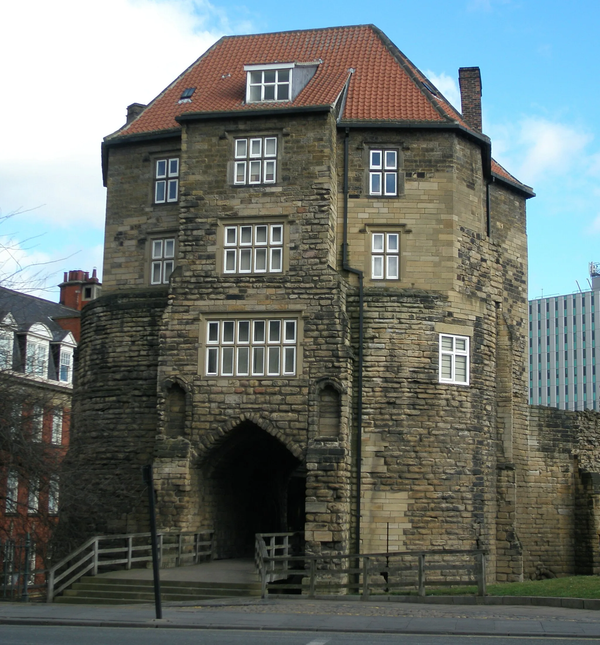 Photo showing: Front view of Blackgate (former gatehouse of the castle) in Newcastle-upon-Tyne Summary
Photo taken by myself