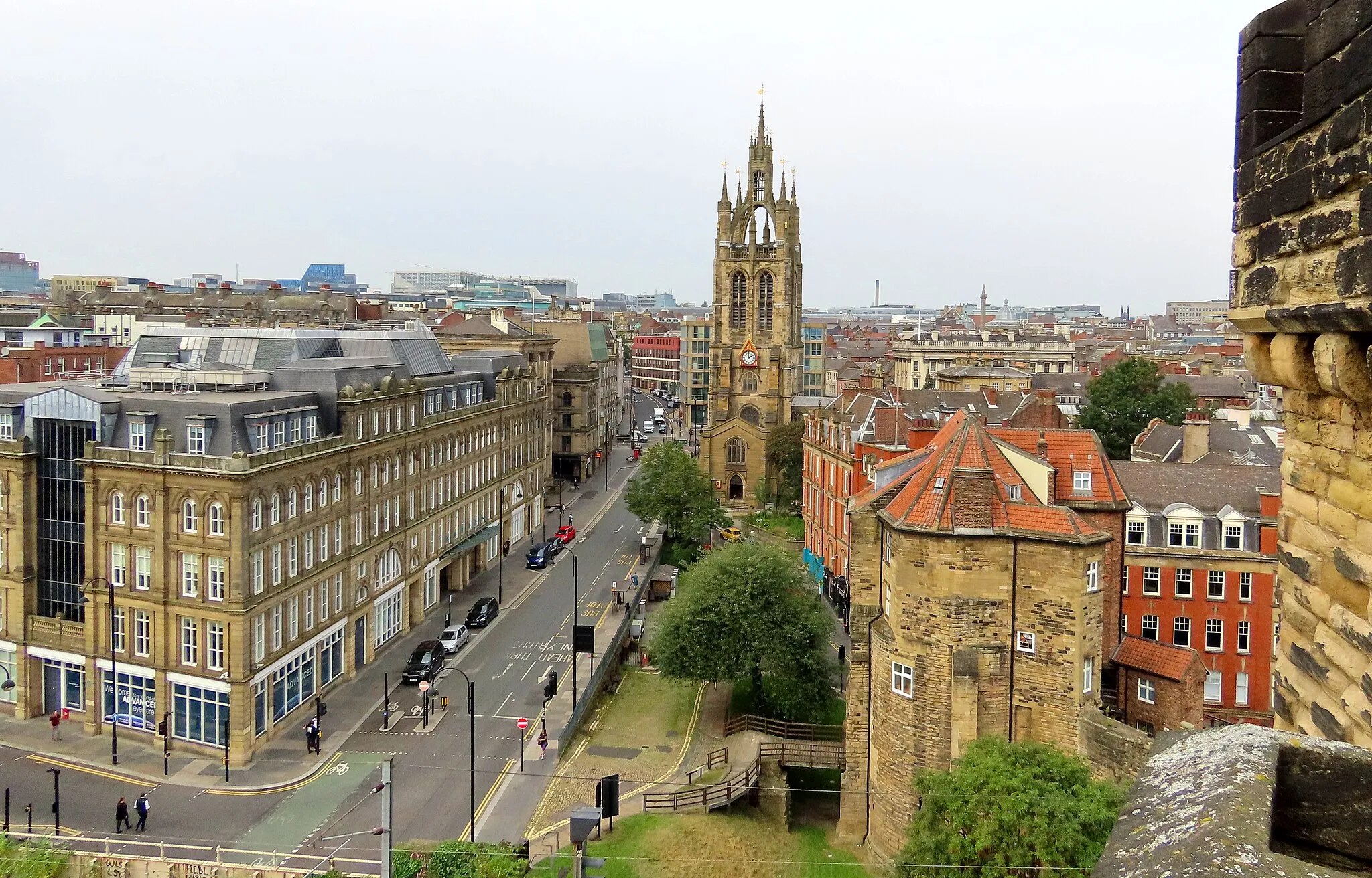 Photo showing: I am looking at the Cathedral Church of St Nicholas, otherwise known as Newcastle Cathedral, as seen from the ramparts of the Castle Keep, Newcastle-upon-Tyne. The Black Gate and Castle Garth are in the foreground to the right of shot.