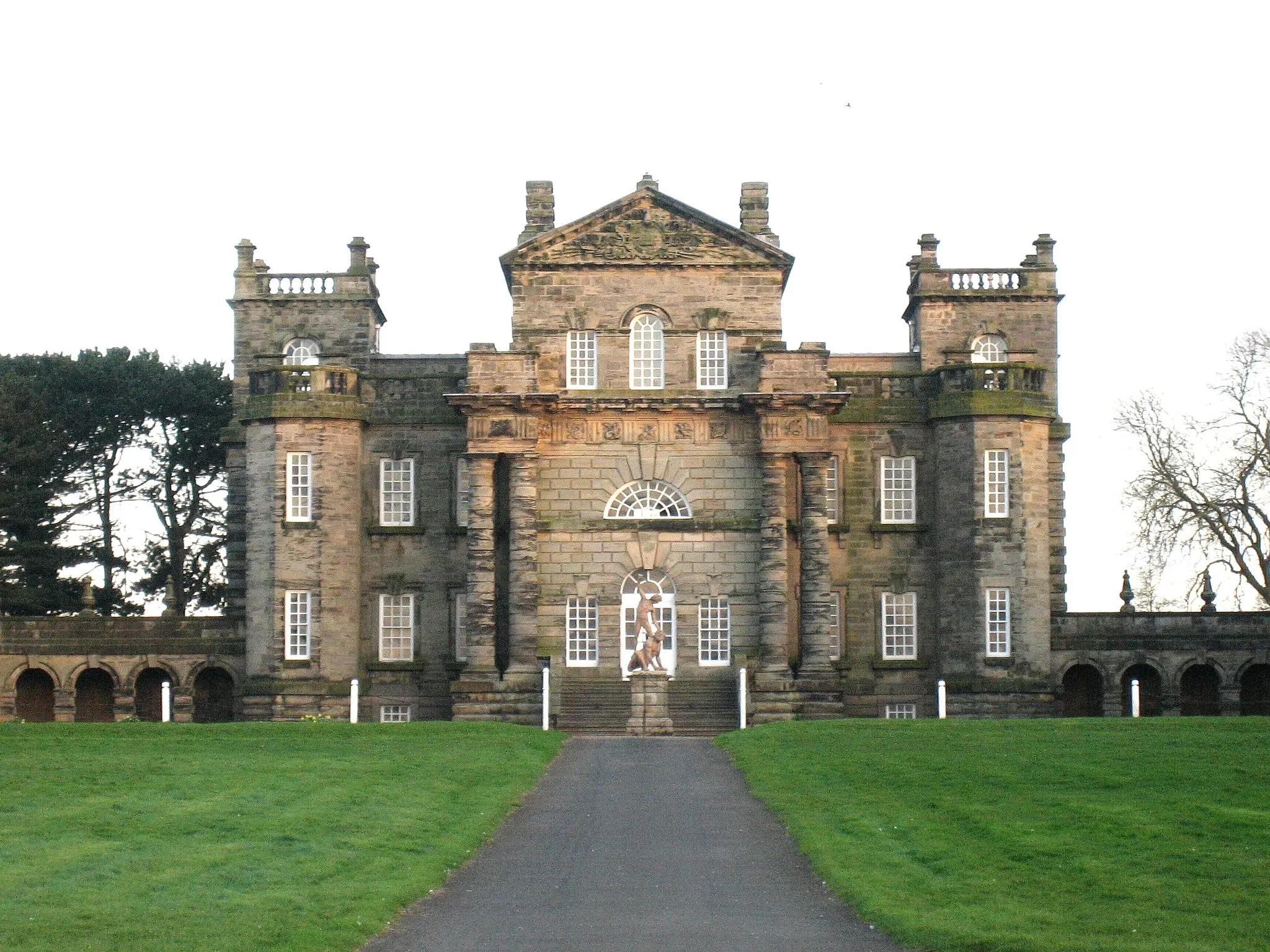 Photo showing: Seaton Delaval Hall - main block from north. The trees have since been cut down