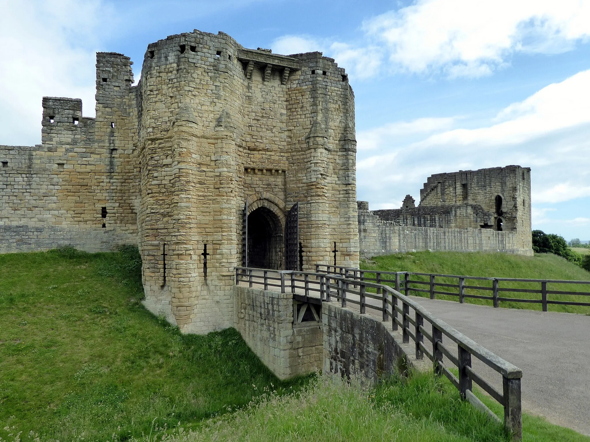 Photo showing: Entrance to Warkworth Castle