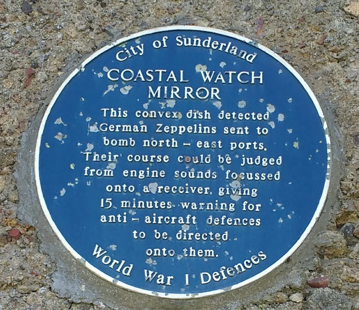 Photo showing: Plaque reads:
"City of Sunderland
Coastal Watch Mirror
This convex dish detected German Zeppelins sent to bomb north-east ports. Their course could be judged from engine sounds focussed onto a receiver, giving 15 minutes warning for anti-aircraft defences to be directed onto them.

World War I Defences"