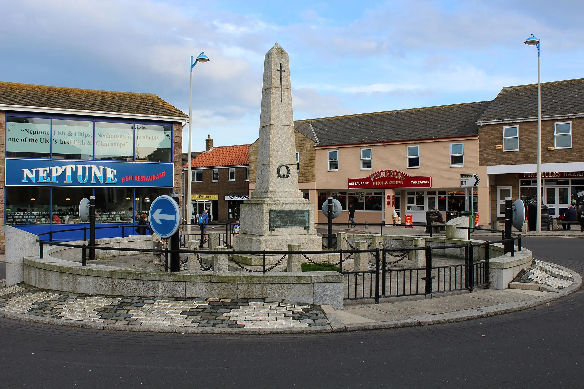 Photo showing: The War Memorial at Seahouses