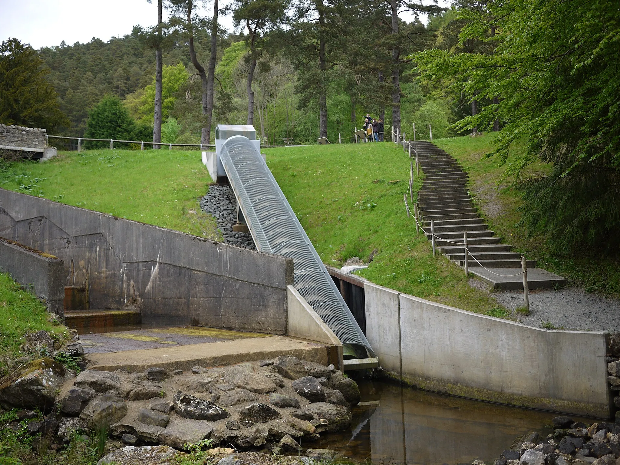 Photo showing: Cragside Archimedes' screw from bottom