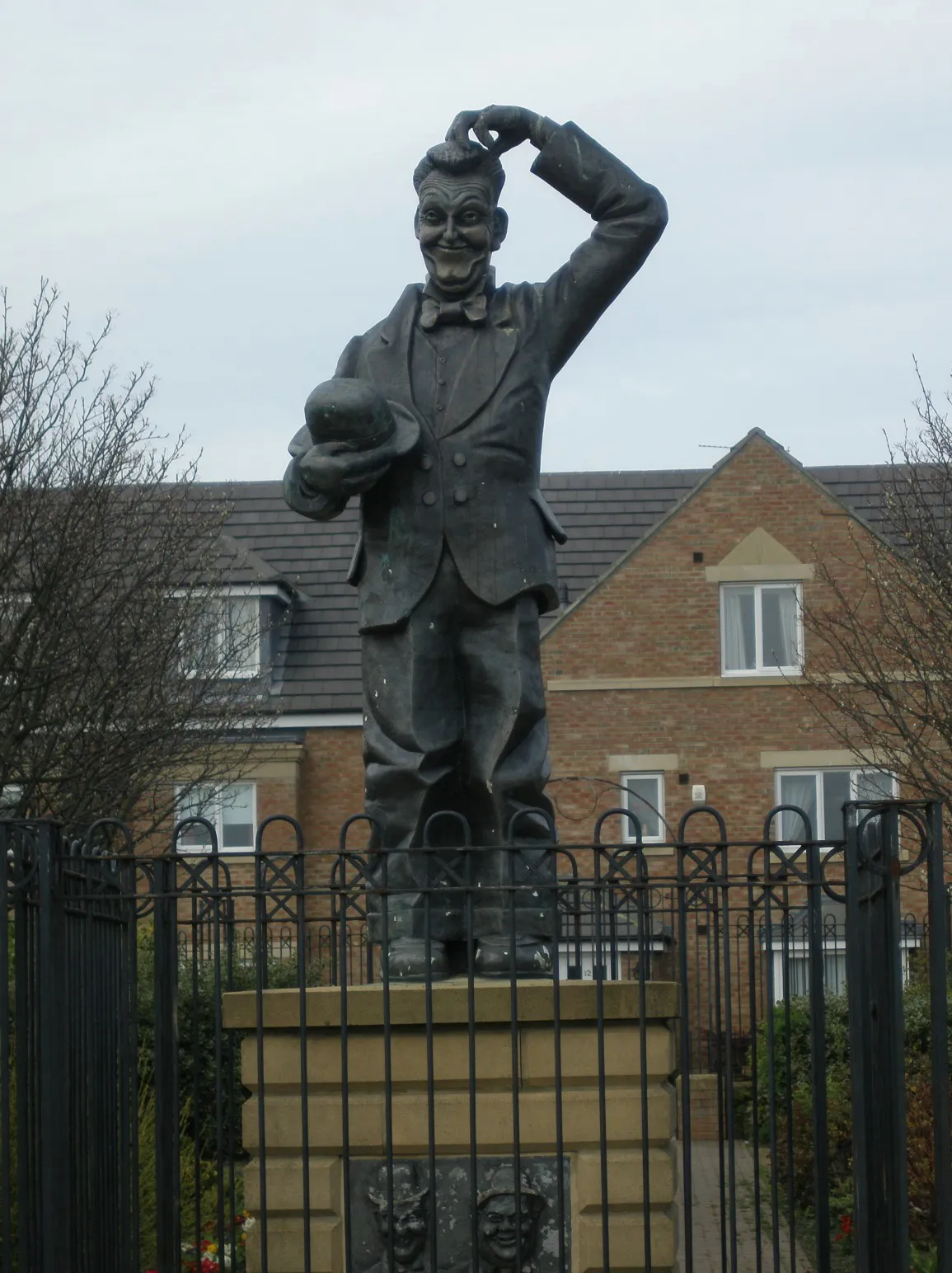 Photo showing: Statue of Stan Laurel in Dockwray Square.