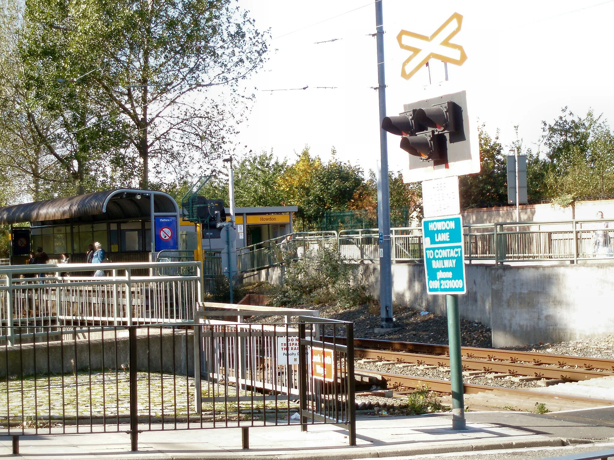 Photo showing: Howdon station on the Tyne and Wear Metro. The view north west from Howdon Lane across the tracks to the Platform 1 building.