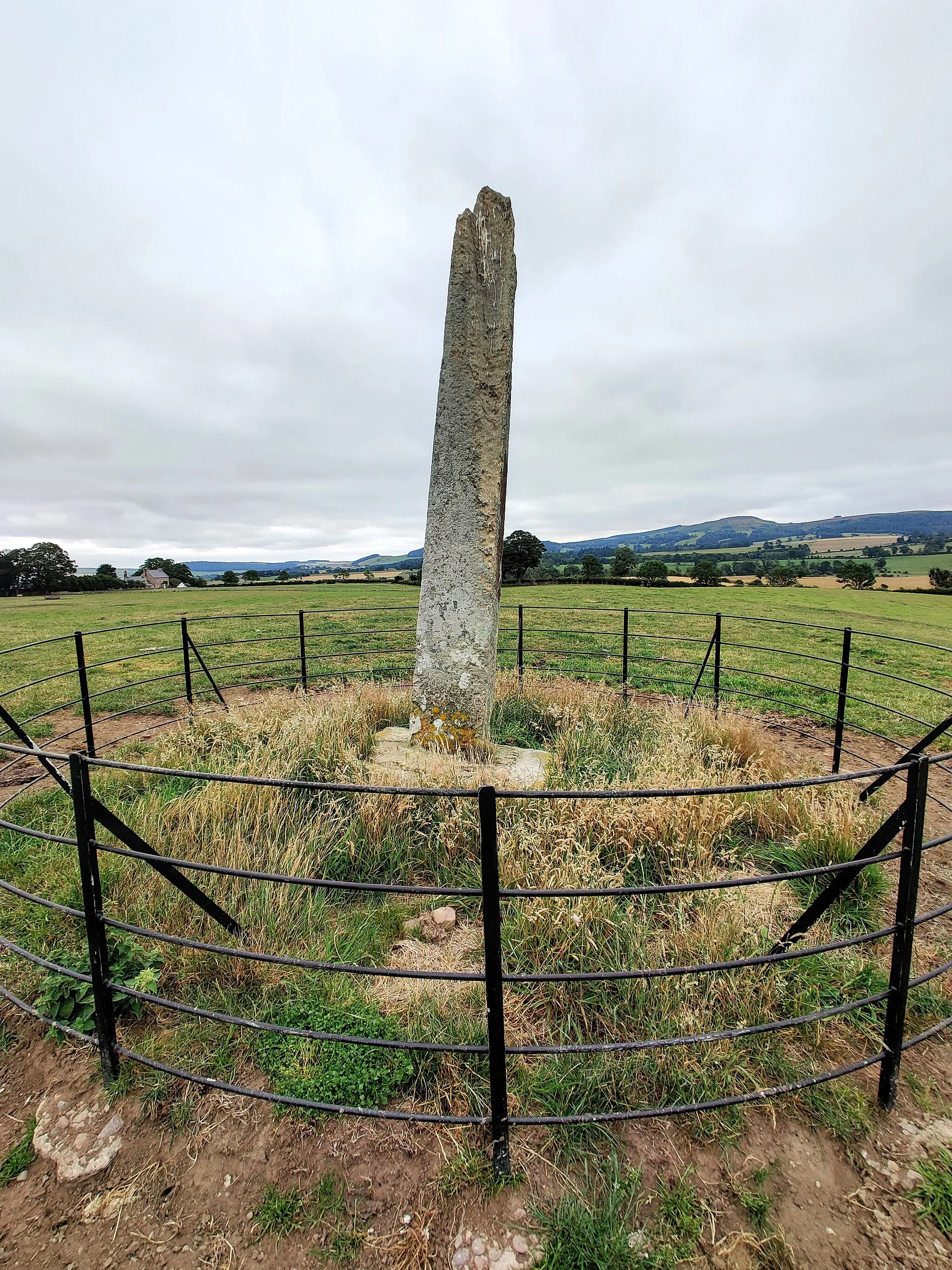 Photo showing: Originally a medieval standing cross, the Hurl Stone may or may not be in its original position. It was struck by lightning in the early 19th century, removing the upper portion of the cross. It is now set in a 'socket' stone.