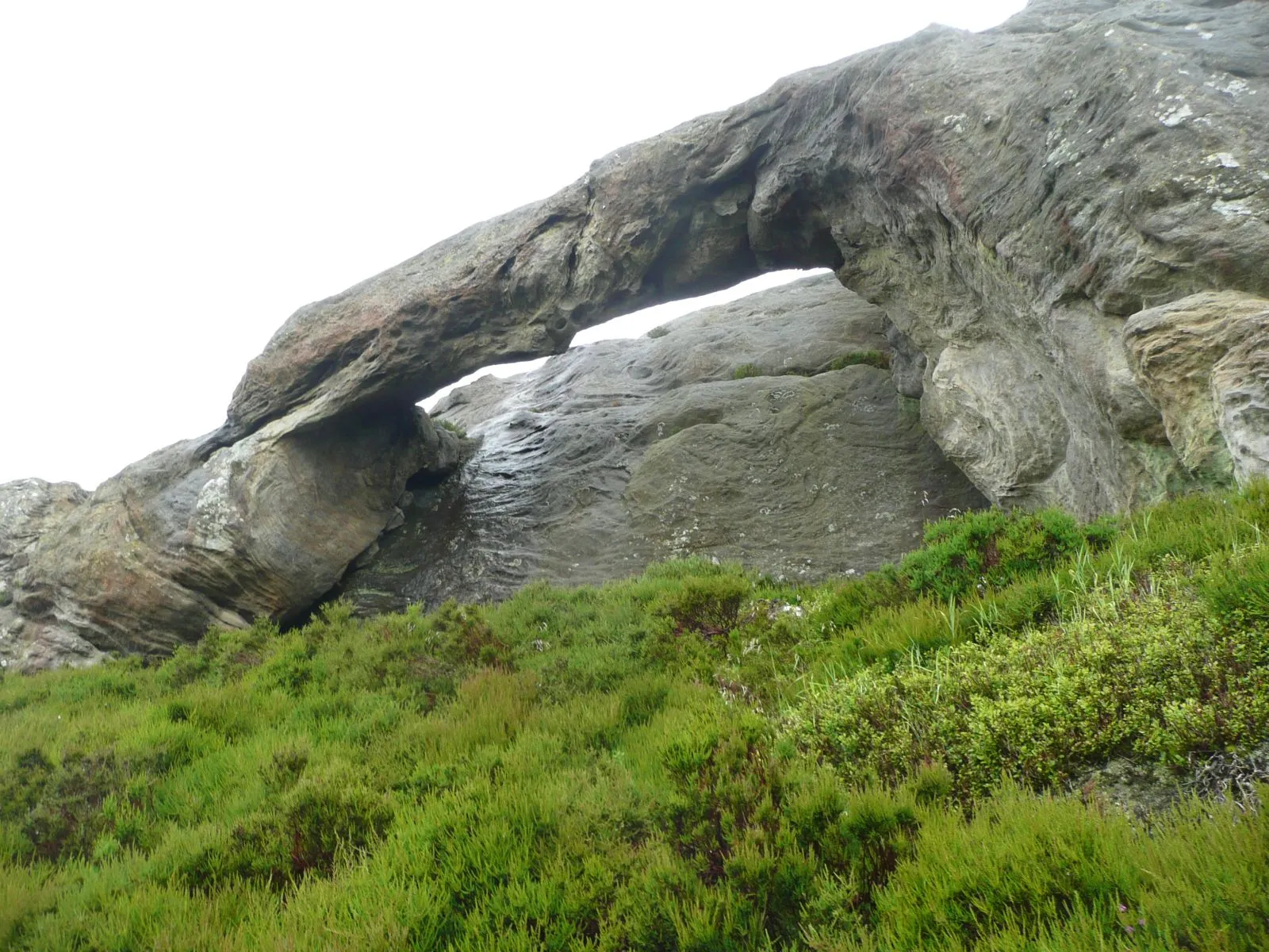 Photo showing: Natural arch on Cloudy Crags