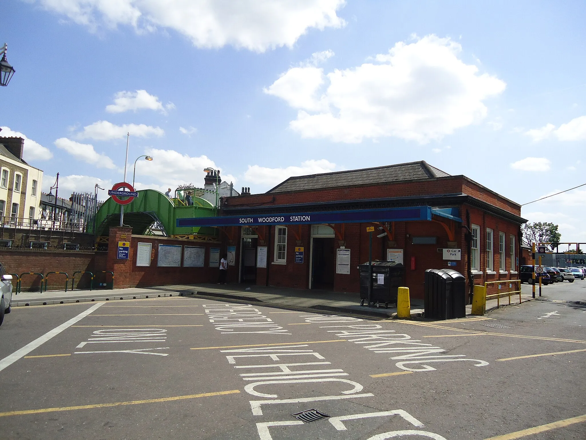 Photo showing: South Woodford underground station
