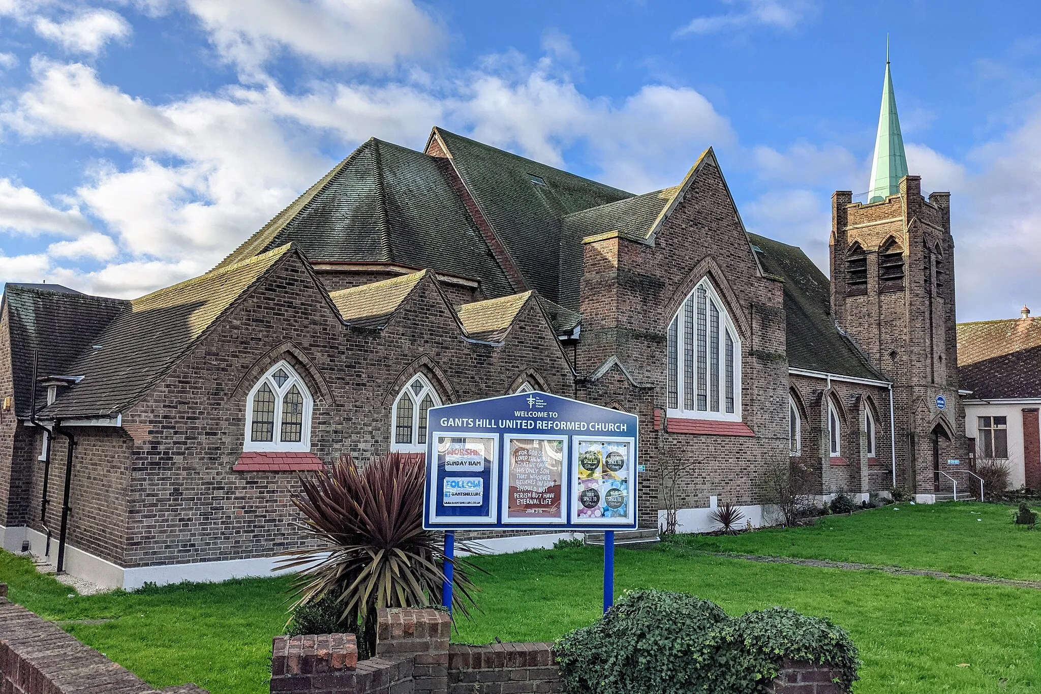 Photo showing: Gants Hill United Reformed Church, Woodford Avenue, London