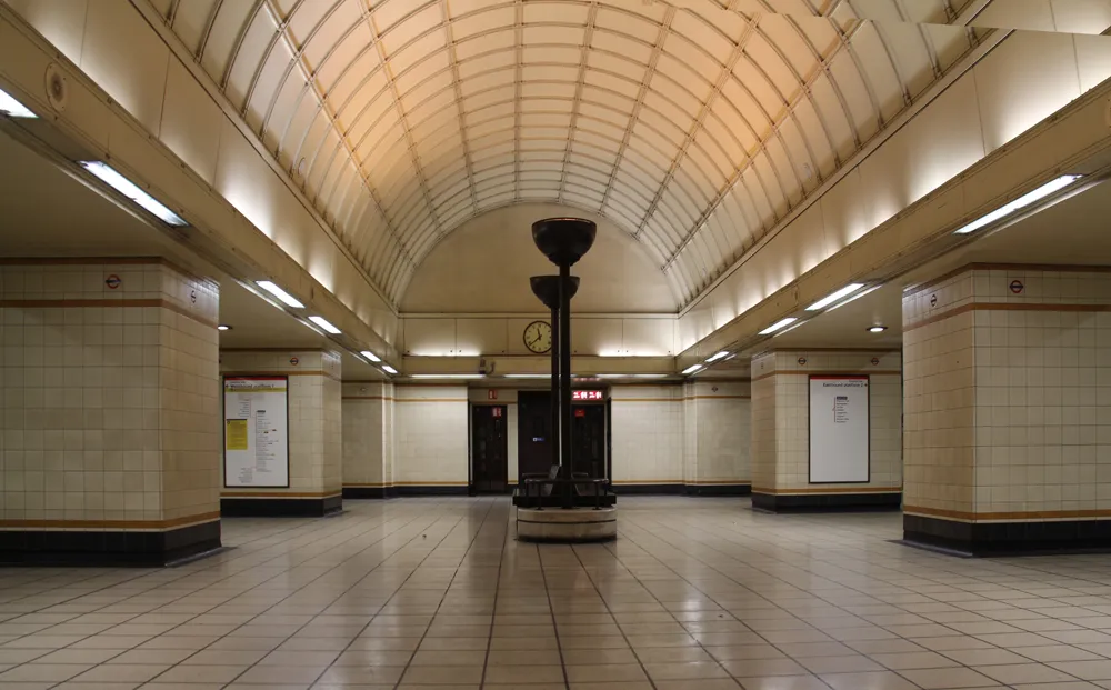Photo showing: Gants Hill tube station
