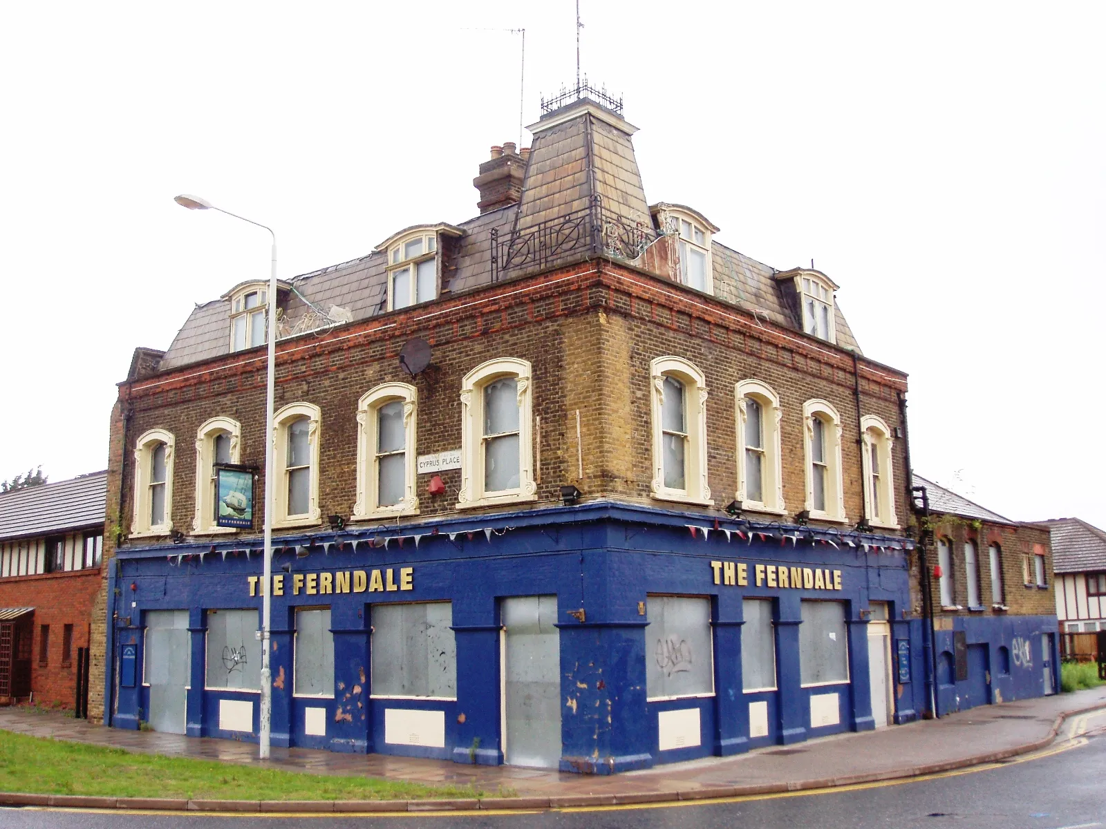 Photo showing: Closed and boarded. There's not much drinking to be had out Beckton way.
Address: 40 Cyprus Place.
Former Name(s): The Ferndale Hotel; The Ferndale Arms.
Owner: Charrington (former).
Links:
Fancyapint

Dead Pubs and another (history)