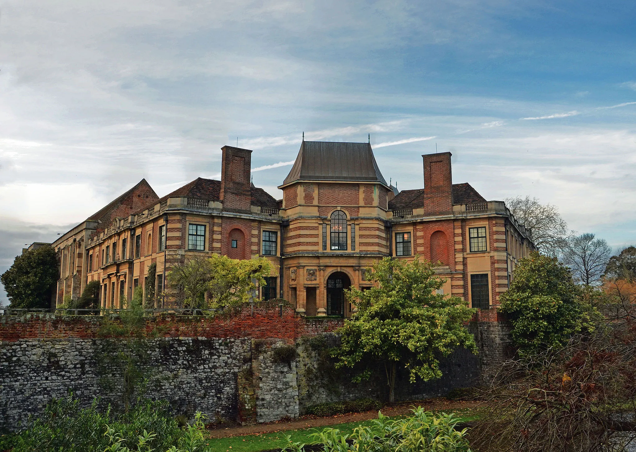 Photo showing: Eltham Palace. The original palace goes back to medieval times, but what you can see here is largely the restoration by Stephen and Virginia Courtauld, in the 1930s, including the gardens, from where this photo was taken. Owned these days by English Heritage.