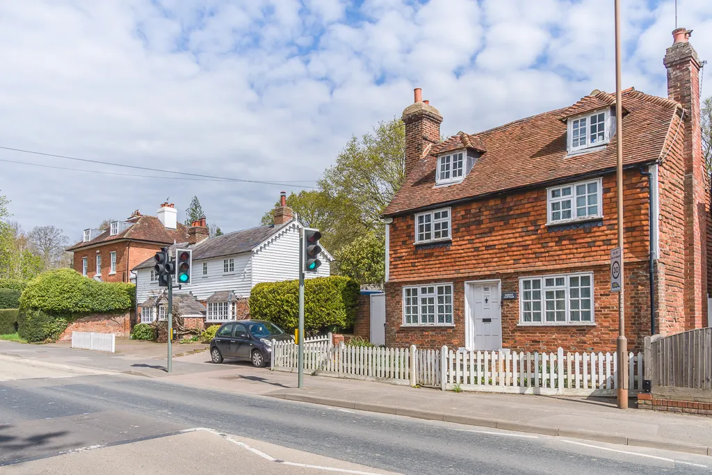 Photo showing: 122, 126 and 128 London Road