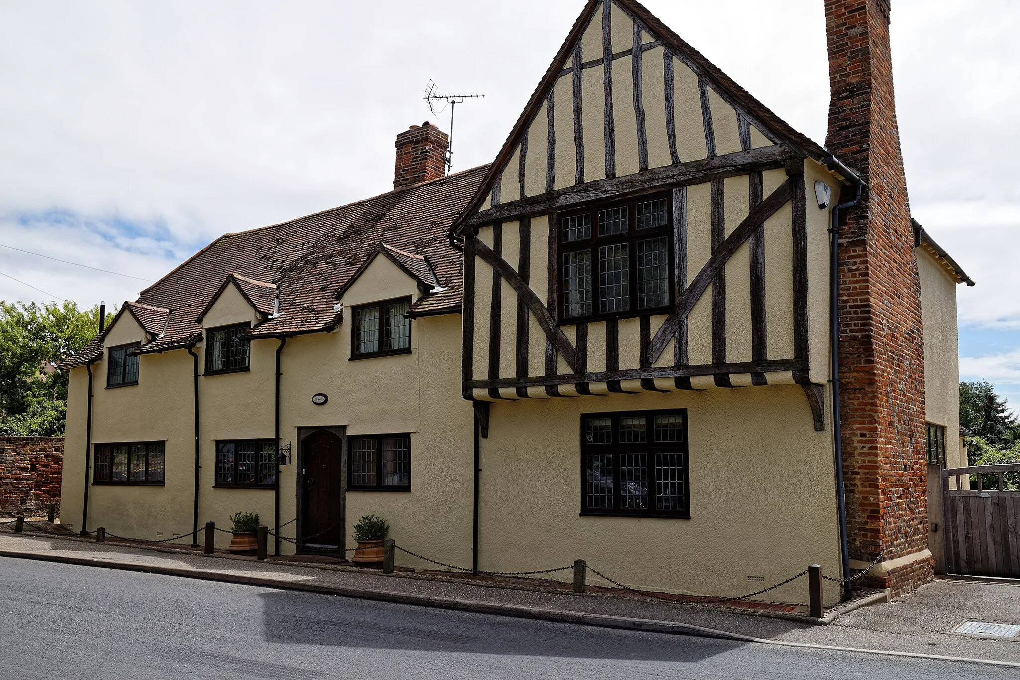 Photo showing: 'Babylon', a Grade II listed 15th-century timber-framed and plastered house on Church Street in Boreham village, Essex, England. Camera: Canon EOS 6D with Canon EF 24-105mm F4L IS USM lens. Software: RAW file lens-corrected, optimized and converted with DxO OpticsPro 11 Elite, and further optimized with Adobe Photoshop CS2.