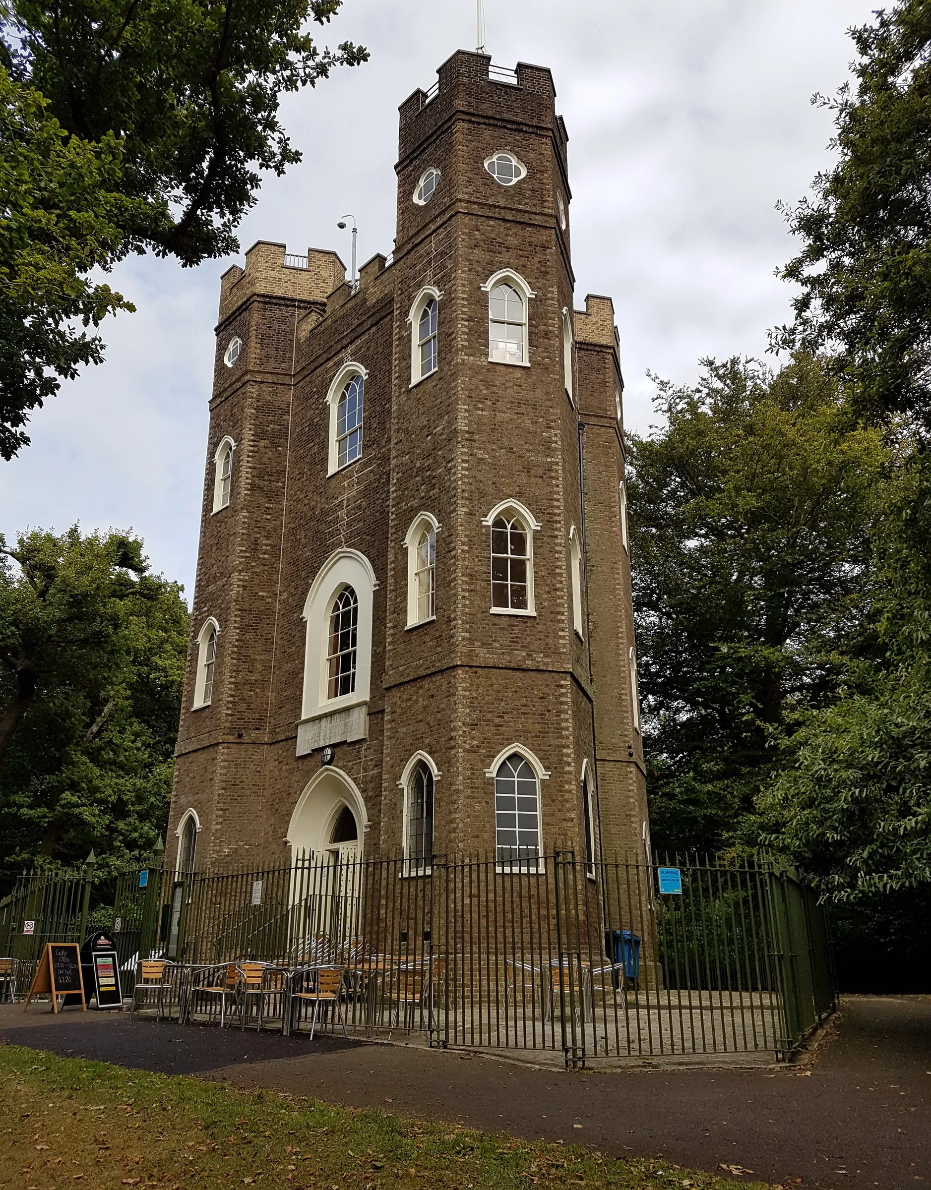 Photo showing: Severndroog Castle, an 18th-century folly in Oxleas Wood (Castlewood), Shooter's Hill, Royal Borough of Greenwich, London, UK.