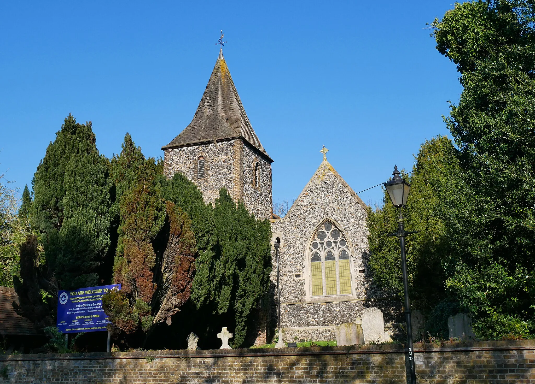 Photo showing: The west face of the Church of Saint Paulinus, St Paul's Cray.