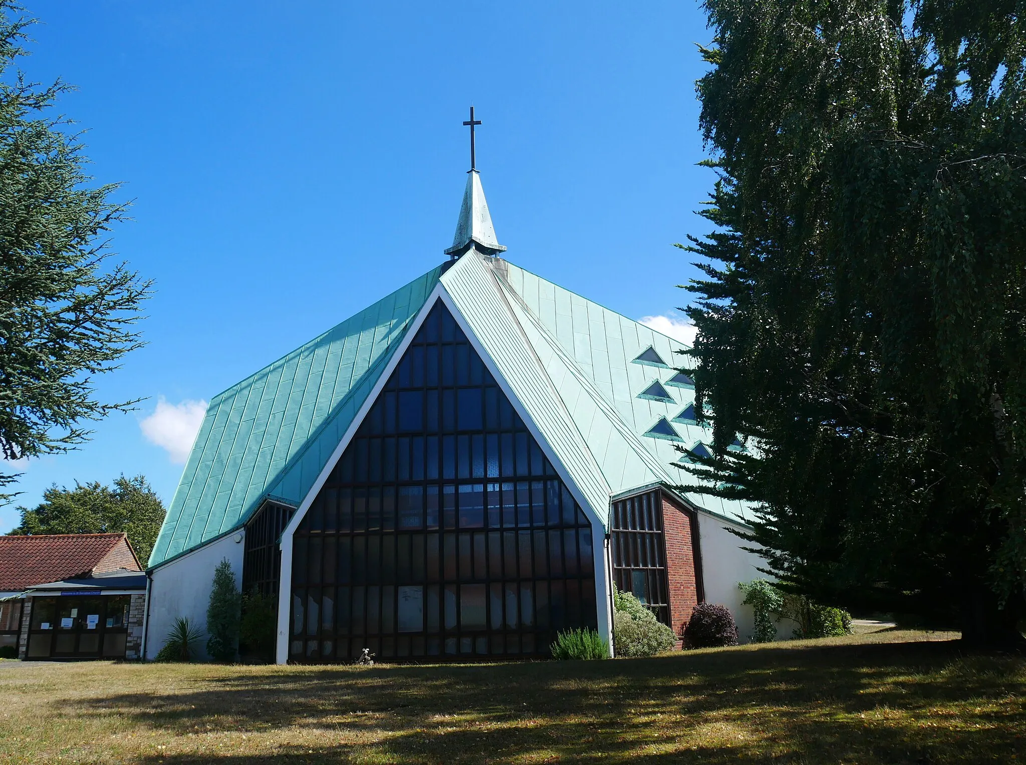 Photo showing: The western face of the Church of St Barnabas in St Paul's Cray, London Borough of Bromley.