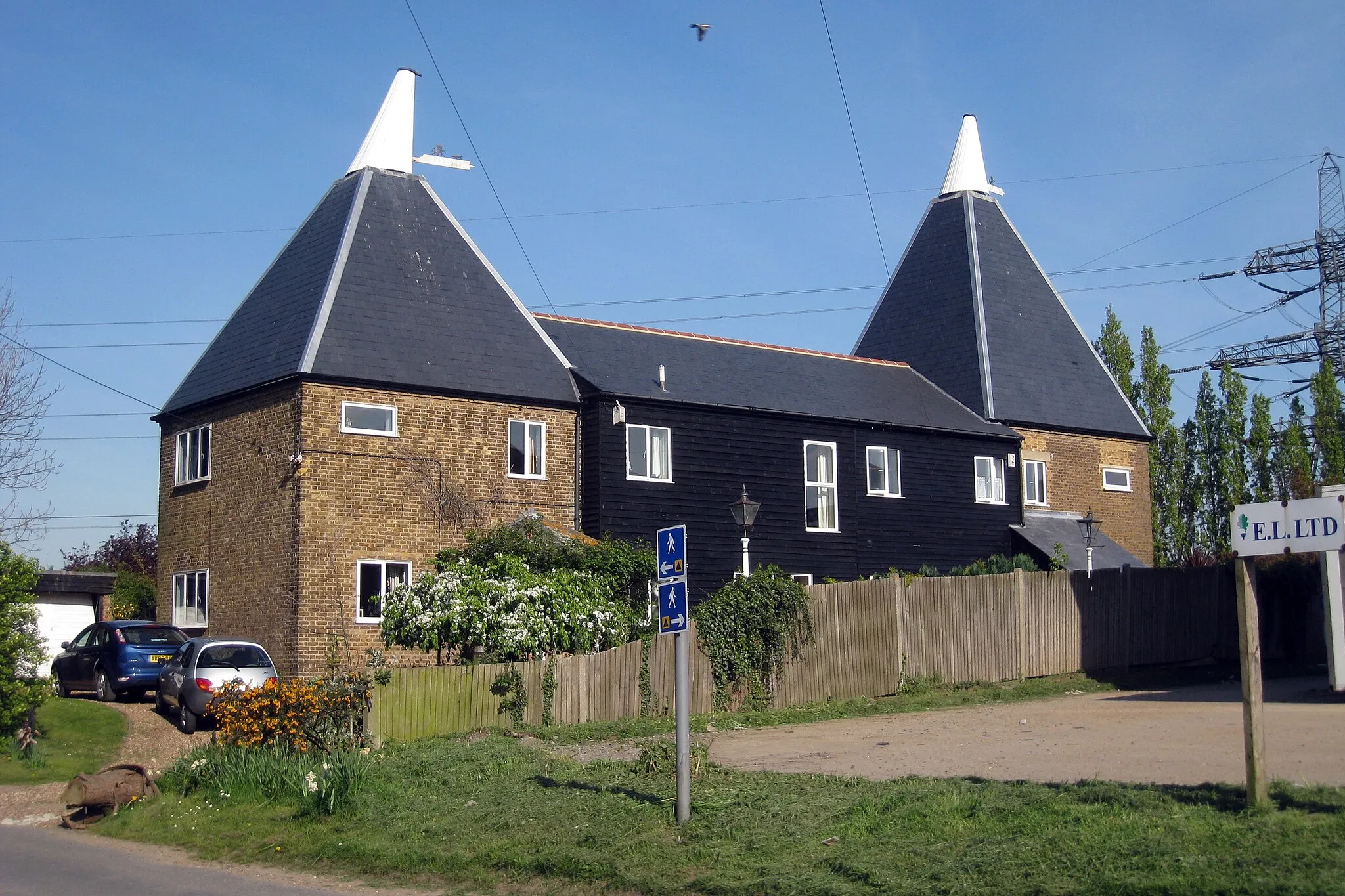 Photo showing: The Old Oast, Swanscombe, Kent Twin square kiln oast house.